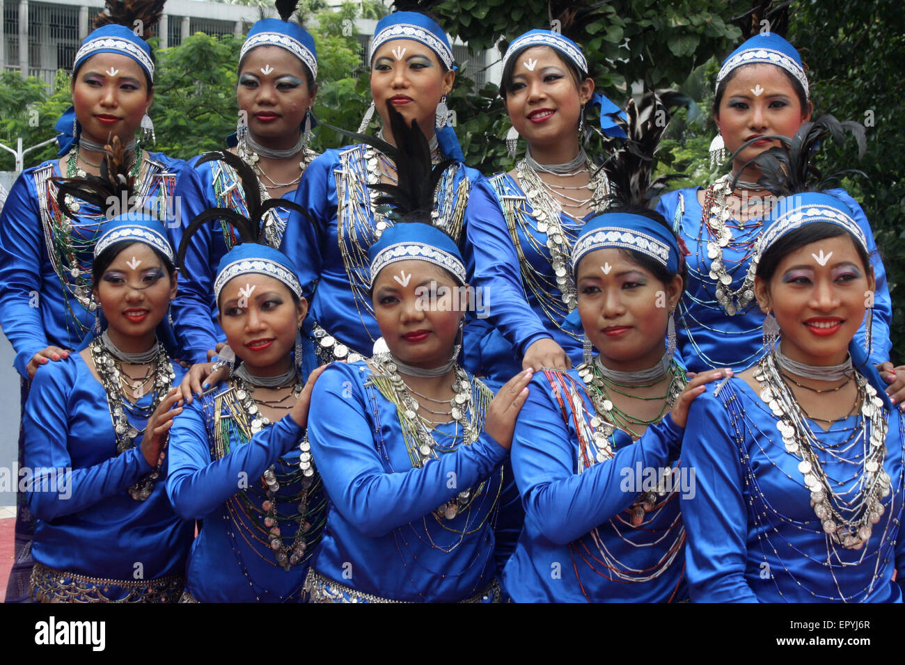 Bangladeshi indigene Völker mit dem traditionellen Kleid und Ornamente, wie sie die Welt Ureinwohner Tag feiern. Stockfoto