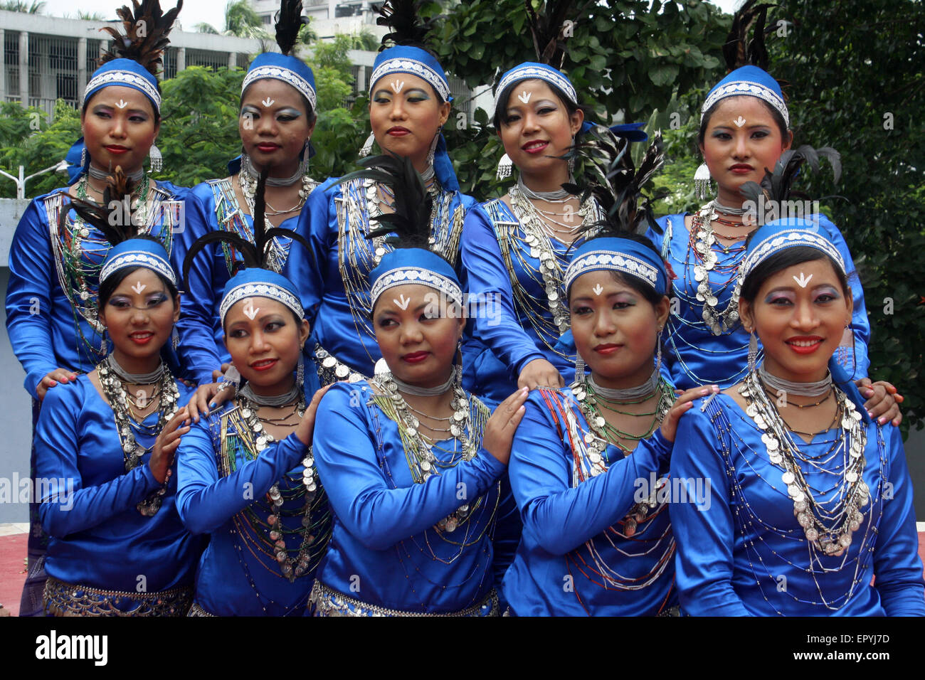 Bangladeshi indigene Völker mit dem traditionellen Kleid und Ornamente, wie sie die Welt Ureinwohner Tag feiern. Stockfoto