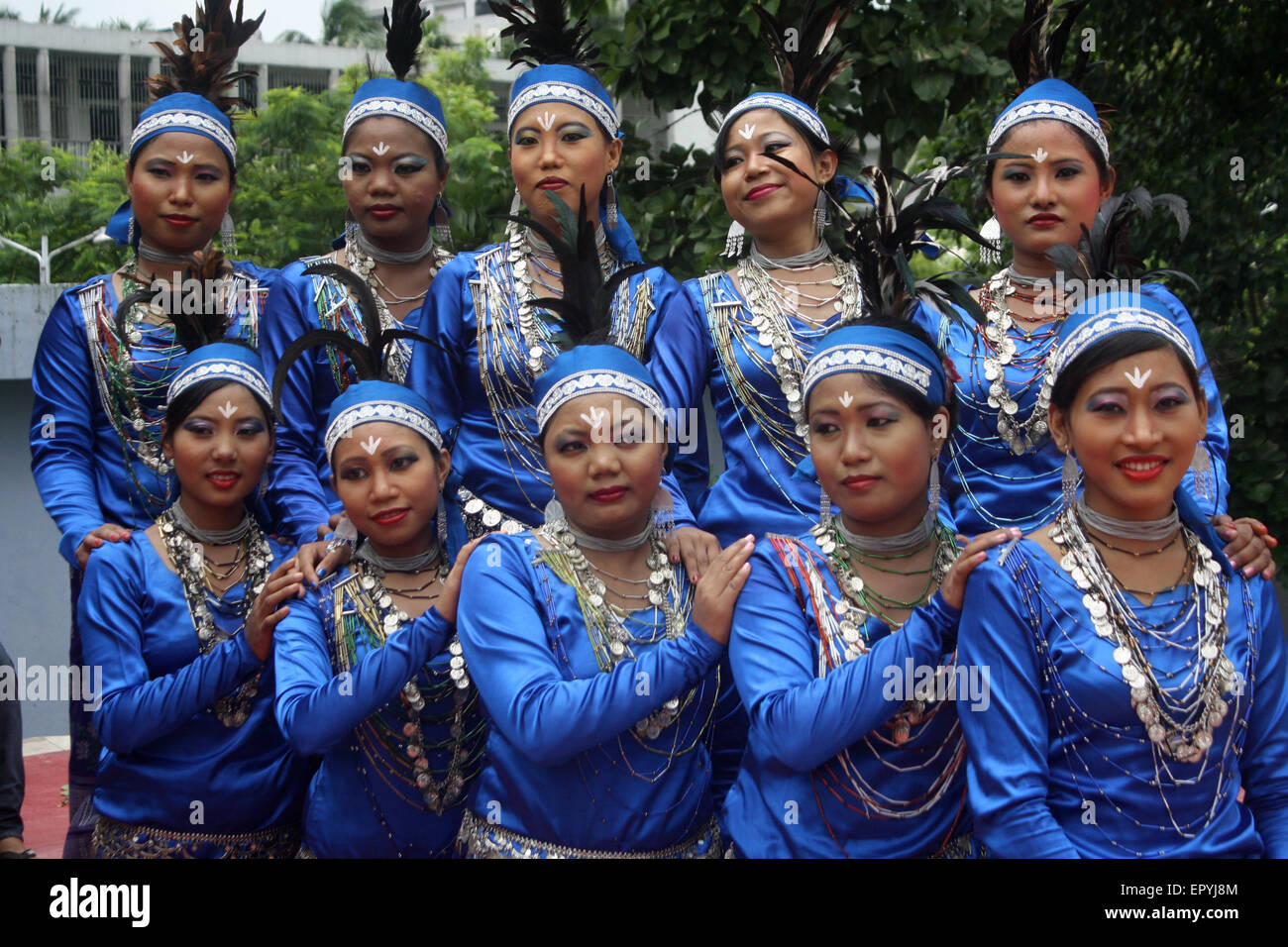 Bangladeshi indigene Völker mit dem traditionellen Kleid und Ornamente, wie sie die Welt Ureinwohner Tag feiern. Stockfoto