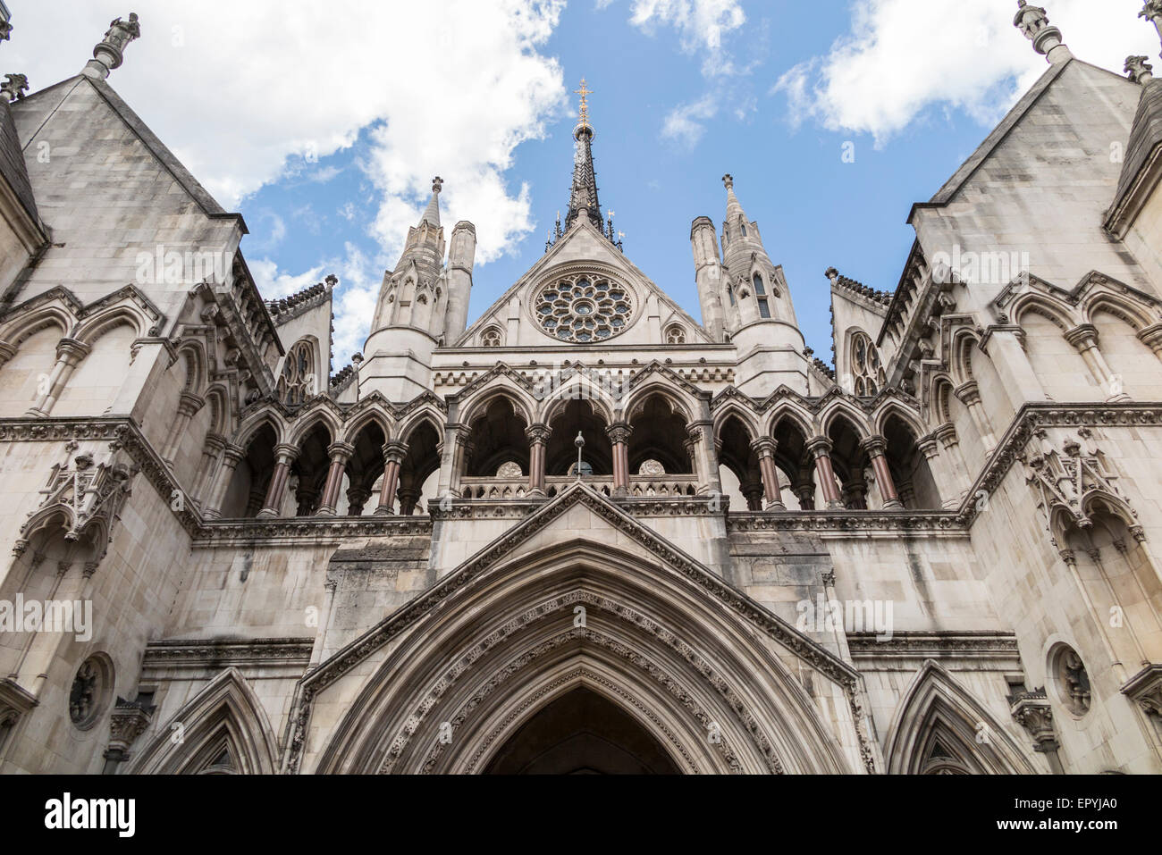 Fassade der Neo-gotischen Architektur Royal Courts of Justice (Justizpalast), Sitz des englischen Rechtssystems, Strand, London WC2, UK Stockfoto