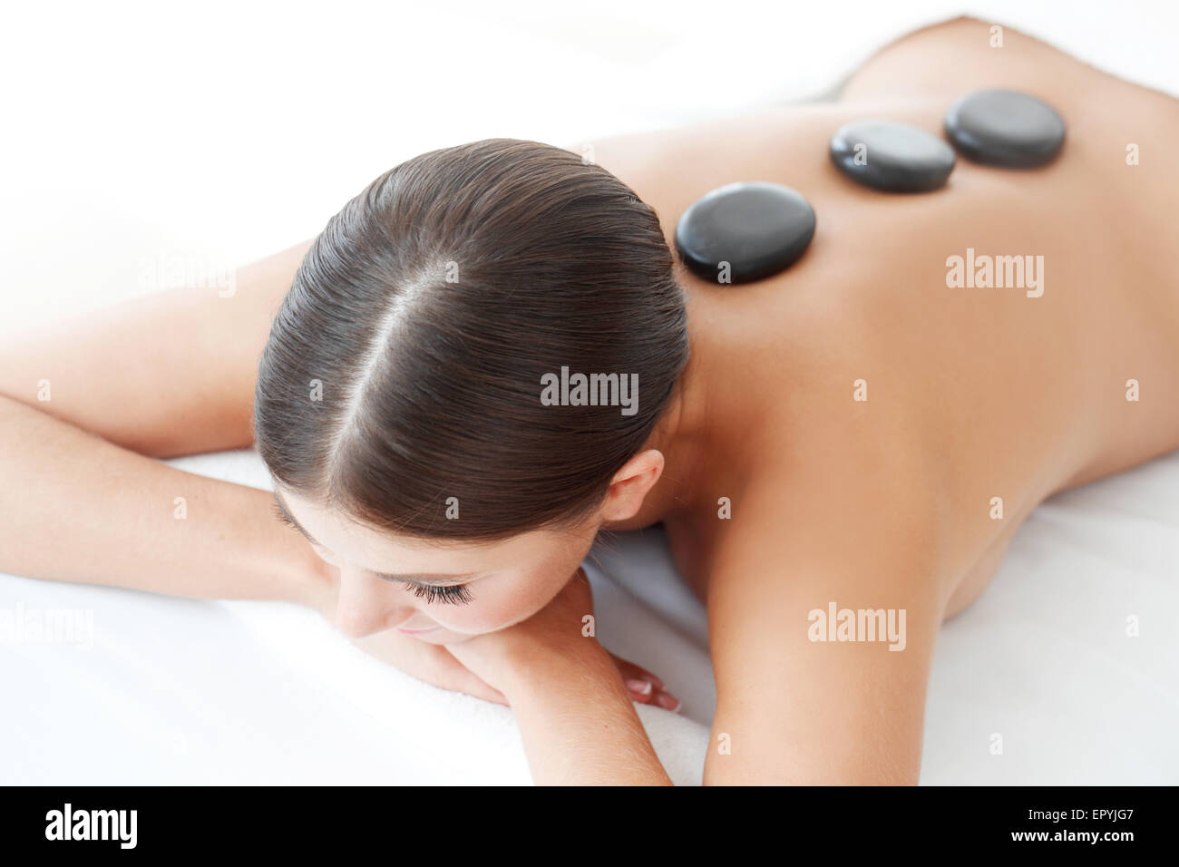 Frau, die Stone-Therapie bei Spa-Sitzung Stockfoto