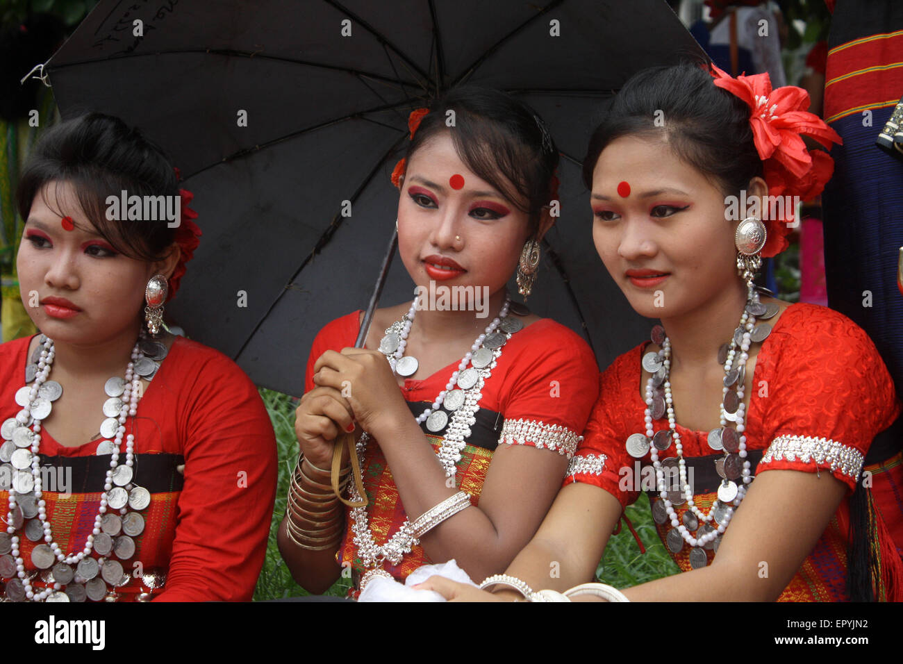 Bangladeshi indigene Völker mit dem traditionellen Kleid und Ornamente, wie sie die Welt Ureinwohner Tag feiern. Stockfoto