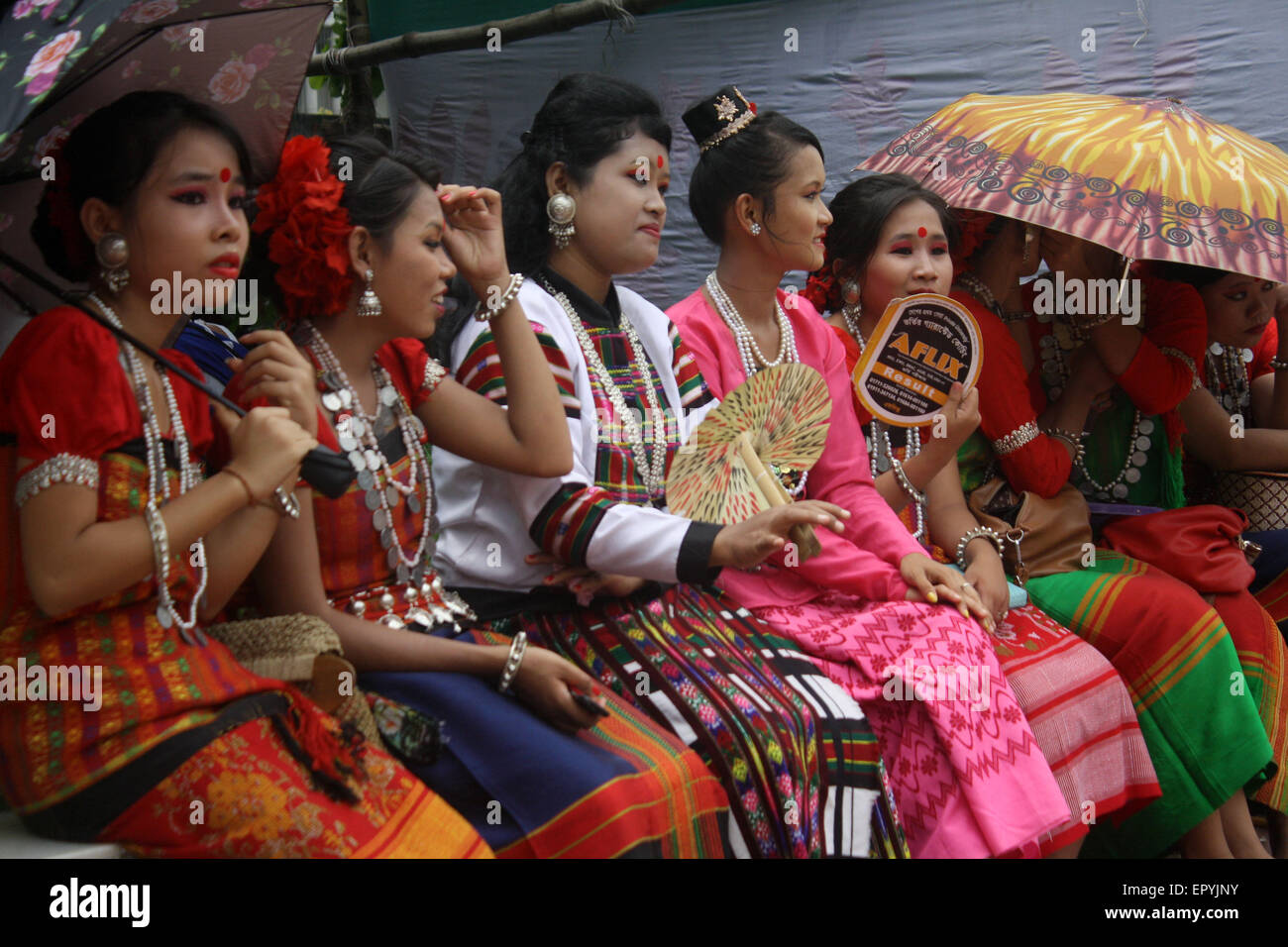 Bangladeshi indigene Völker mit dem traditionellen Kleid und Ornamente, wie sie die Welt Ureinwohner Tag feiern. Stockfoto