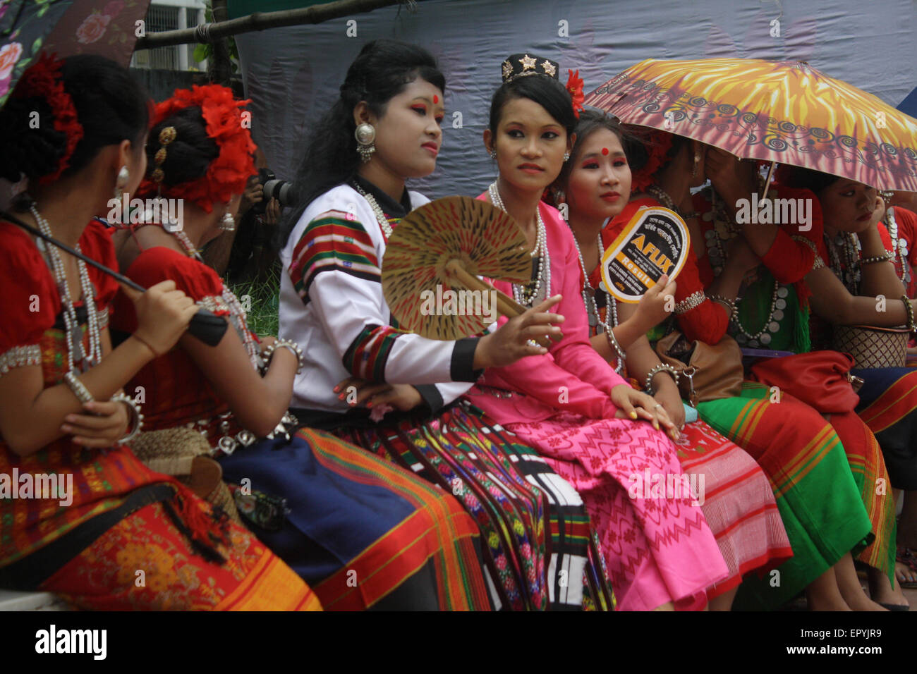 Bangladeshi indigene Völker mit dem traditionellen Kleid und Ornamente, wie sie die Welt Ureinwohner Tag feiern. Stockfoto