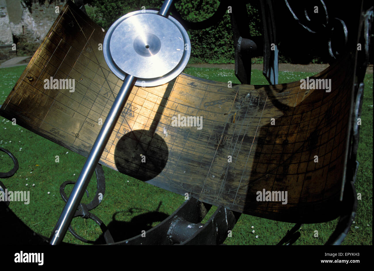 DEU, Deutschland, Koblenz, Äquatorialsonnenuhr im Garten des Museum Ludwig.  DEU, Deutschland, Koblenz, Aequatorial-Sonnenuhr Stockfoto