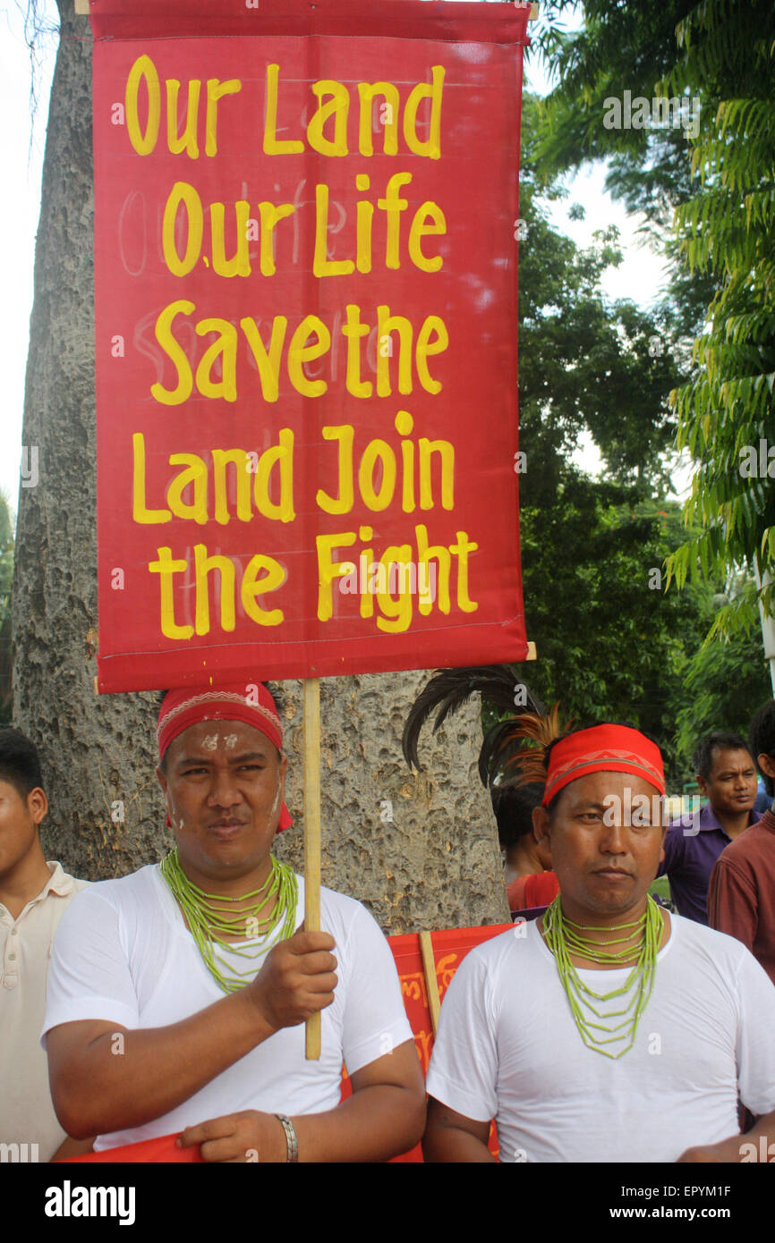 Bangladeshi indigene Völker mit dem traditionellen Kleid und Ornamente, wie sie die Welt Ureinwohner Tag feiern. Stockfoto