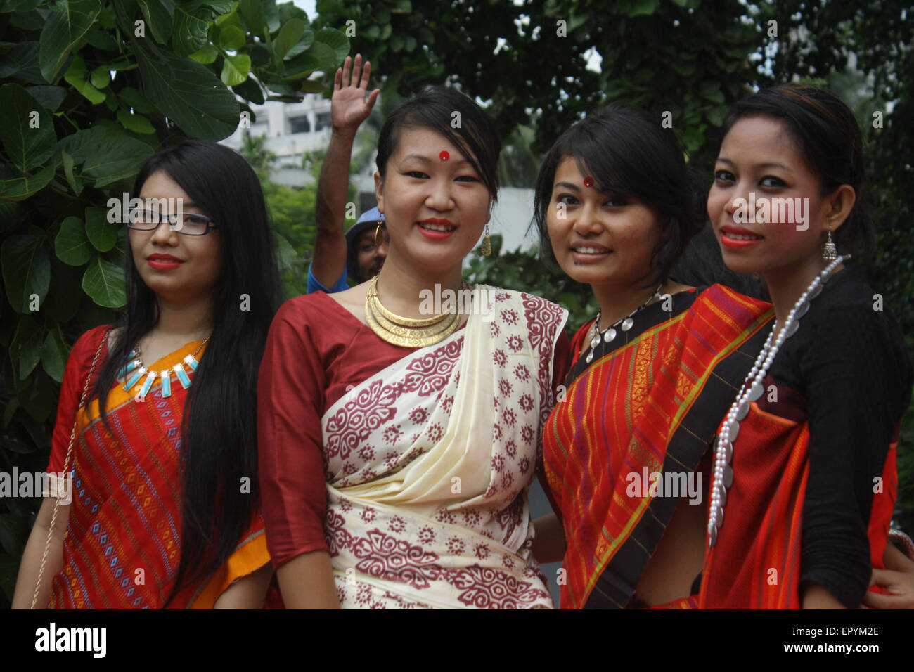 Bangladeshi indigene Völker mit dem traditionellen Kleid und Ornamente, wie sie die Welt Ureinwohner Tag feiern. Stockfoto