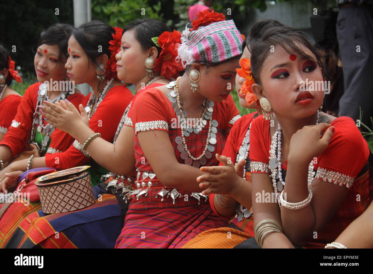 Bangladeshi indigene Völker mit dem traditionellen Kleid und Ornamente, wie sie die Welt Ureinwohner Tag feiern. Stockfoto