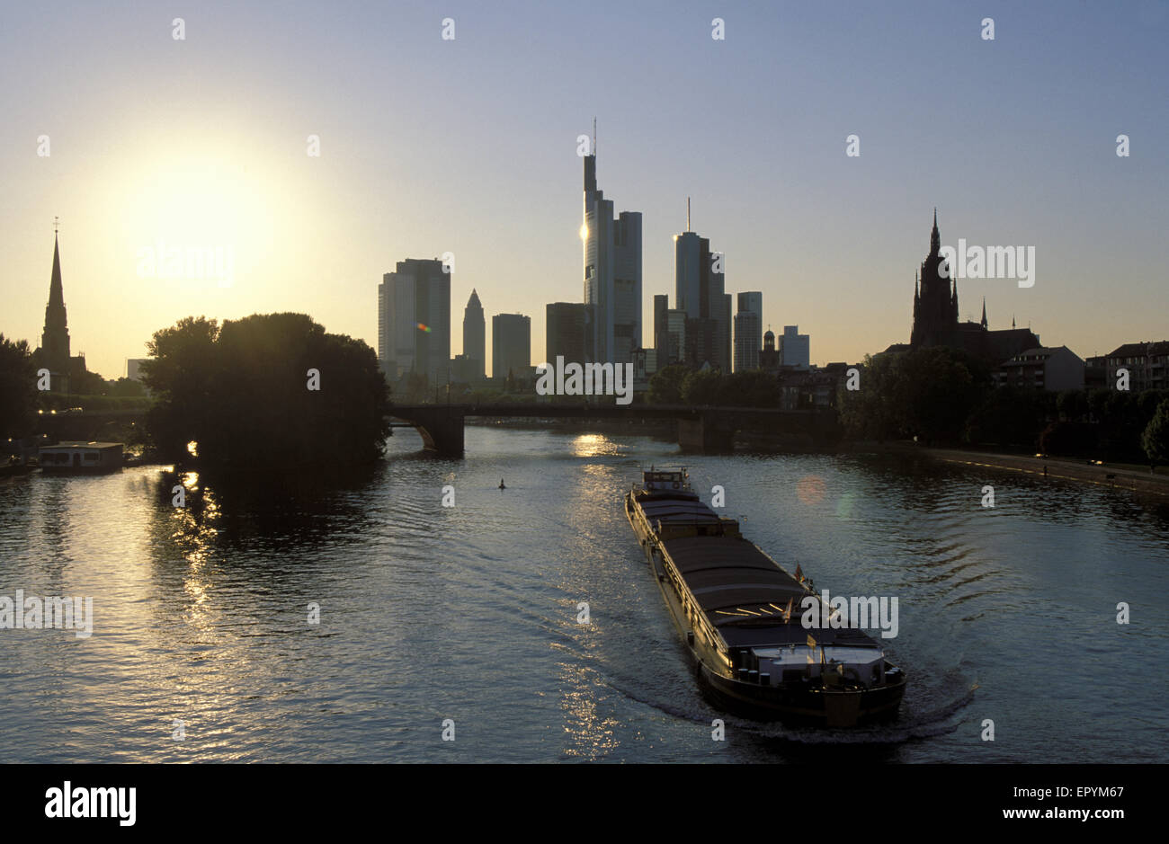 DEU, Deutschland, Hessen, Frankfurt am Main, Blick über den Main zu den Hochhäusern der financial District und der Kaiserdom Dom Stockfoto