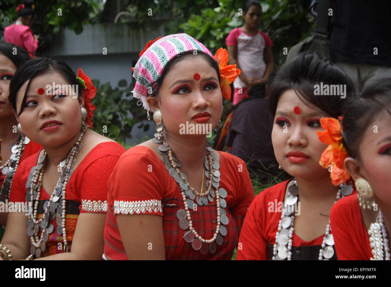 Bangladeshi indigene Völker mit dem traditionellen Kleid und Ornamente, wie sie die Welt Ureinwohner Tag feiern. Stockfoto