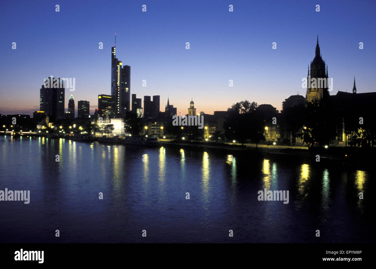 DEU, Deutschland, Hessen, Frankfurt am Main, Blick über den Main zu den Hochhäusern der financial District und der Kaiserdom Dom Stockfoto