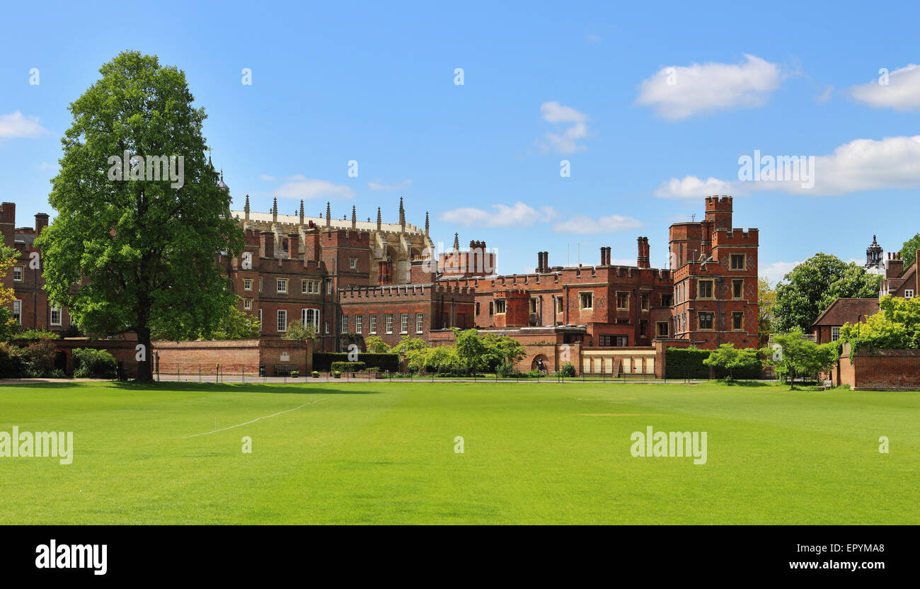 Teil des Eton College und die Kapelle betrachtet von Spielfeldern Stockfoto