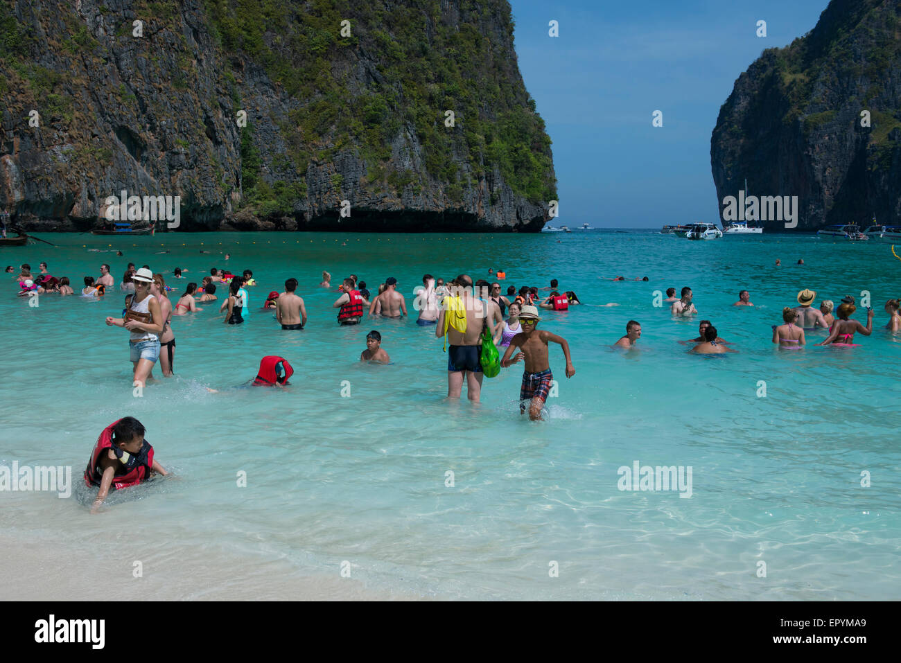 Thailand, Phuket, Andamanensee. Phi Phi Islands Nationalpark, Insel Phi Phi Leh Maya Beach. Überfüllten Strand. Stockfoto