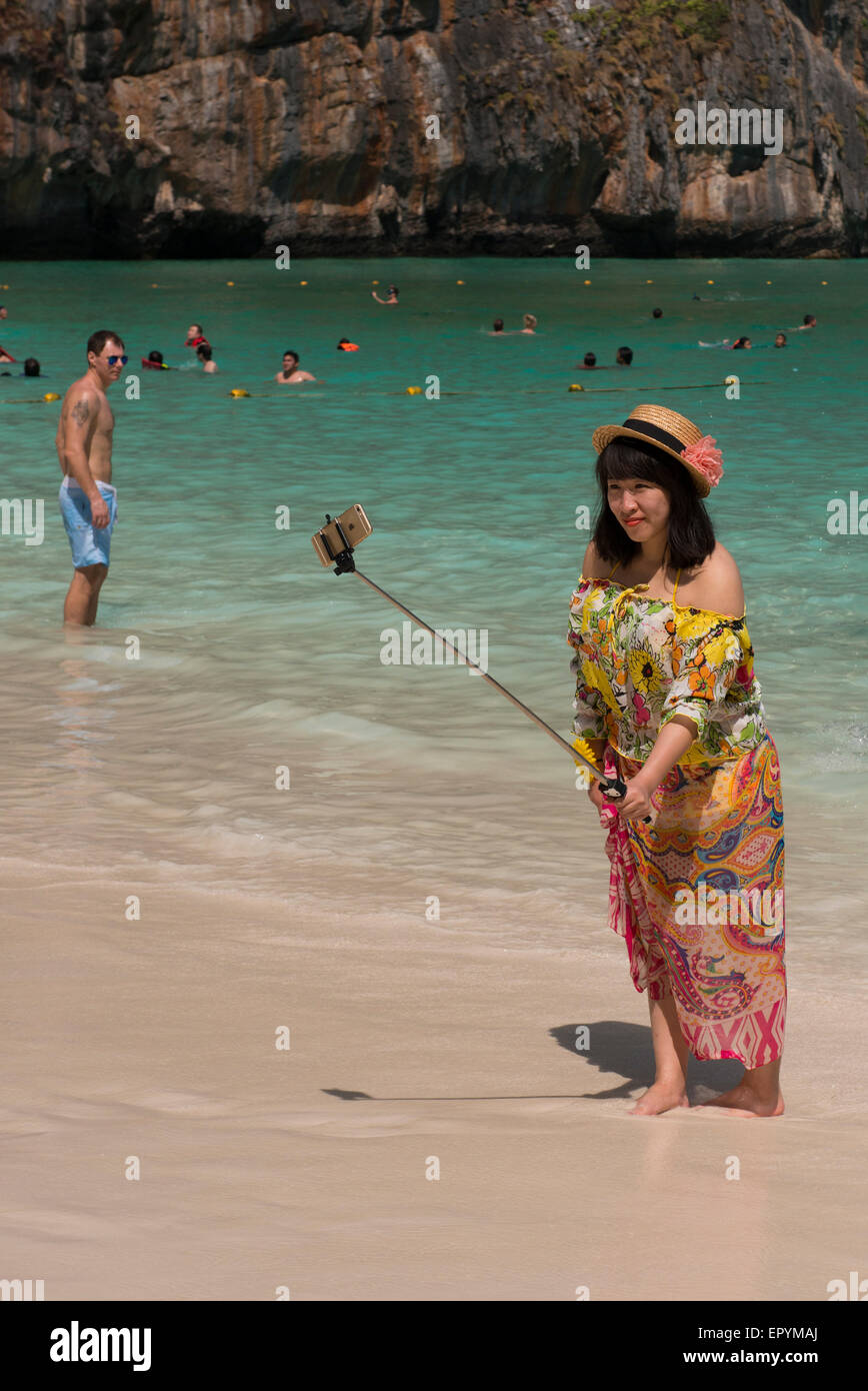 Thailand, Phuket, Andamanensee. Phi Phi Islands Nationalpark, Insel Phi Phi Leh Maya Beach. Asiatische Touristen nehmen Selfie. Stockfoto