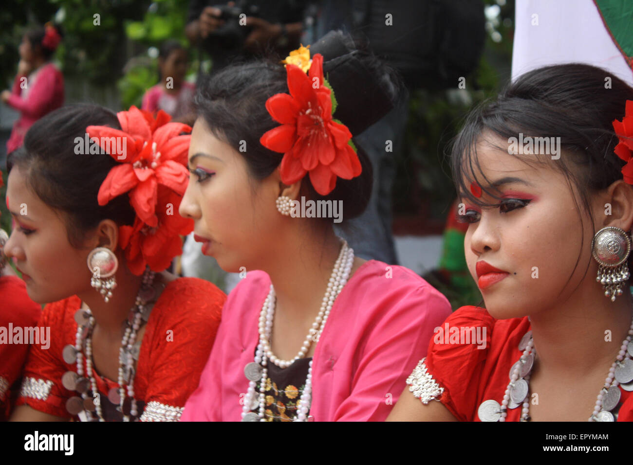 Bangladeshi indigene Völker mit dem traditionellen Kleid und Ornamente, wie sie die Welt Ureinwohner Tag feiern. Stockfoto