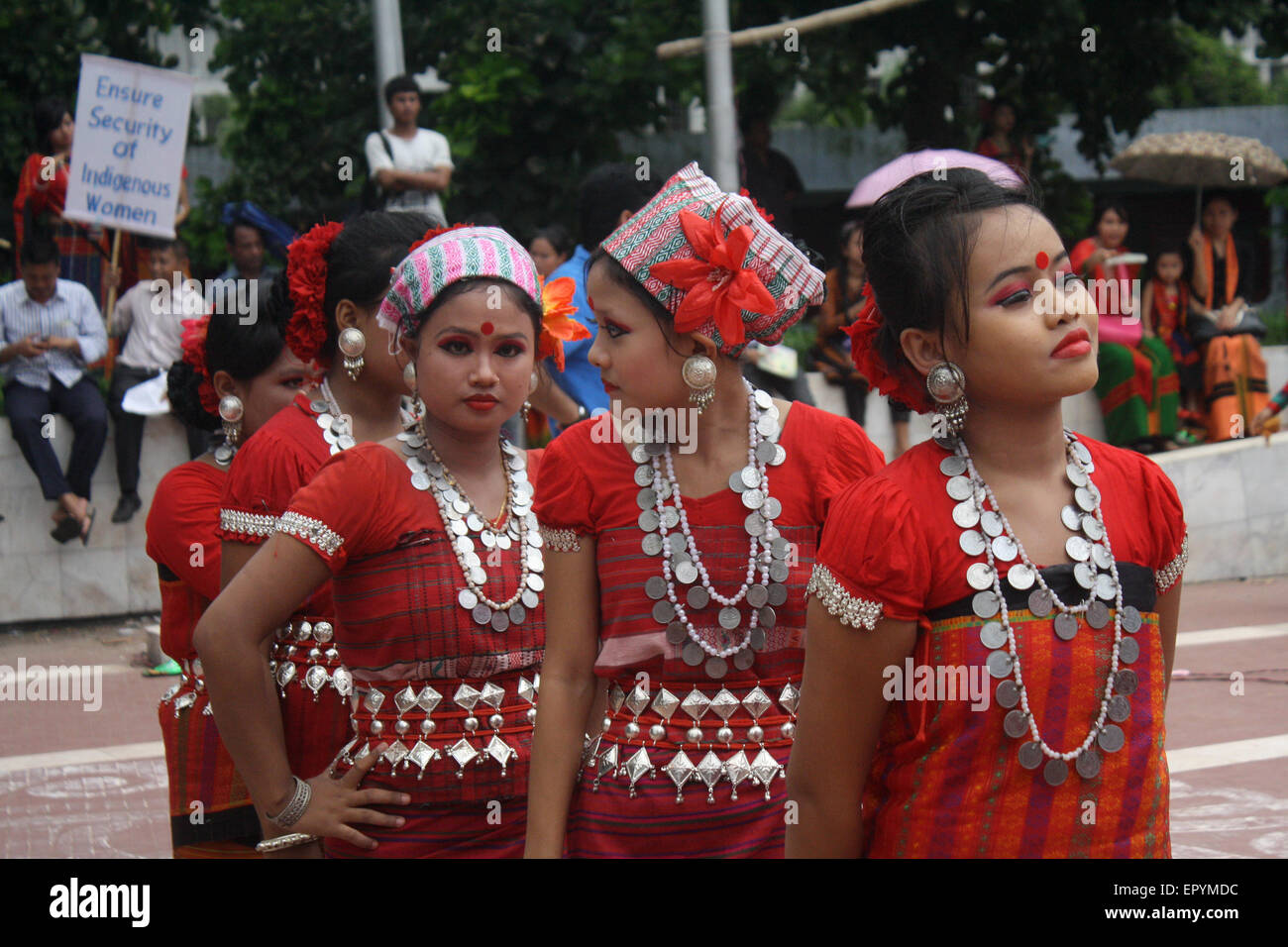 Bangladeshi indigene Mädchen führen einen traditionellen Tanz um Welttag für indigene Völker an die zentrale Shaheed Minar zu markieren. Stockfoto