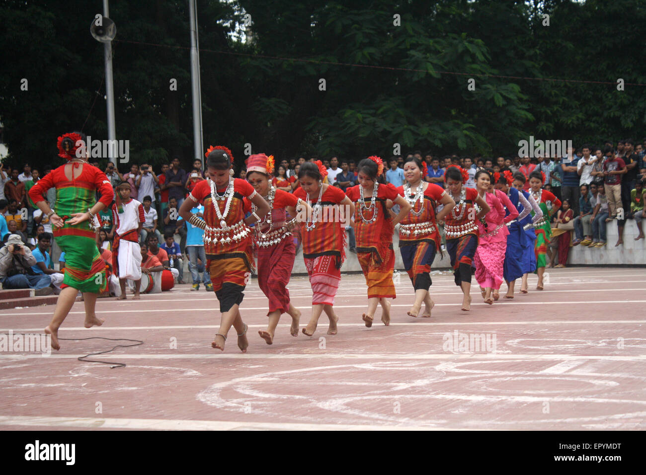 Bangladeshi indigene Mädchen führen einen traditionellen Tanz um Welttag für indigene Völker an die zentrale Shaheed Minar zu markieren. Stockfoto