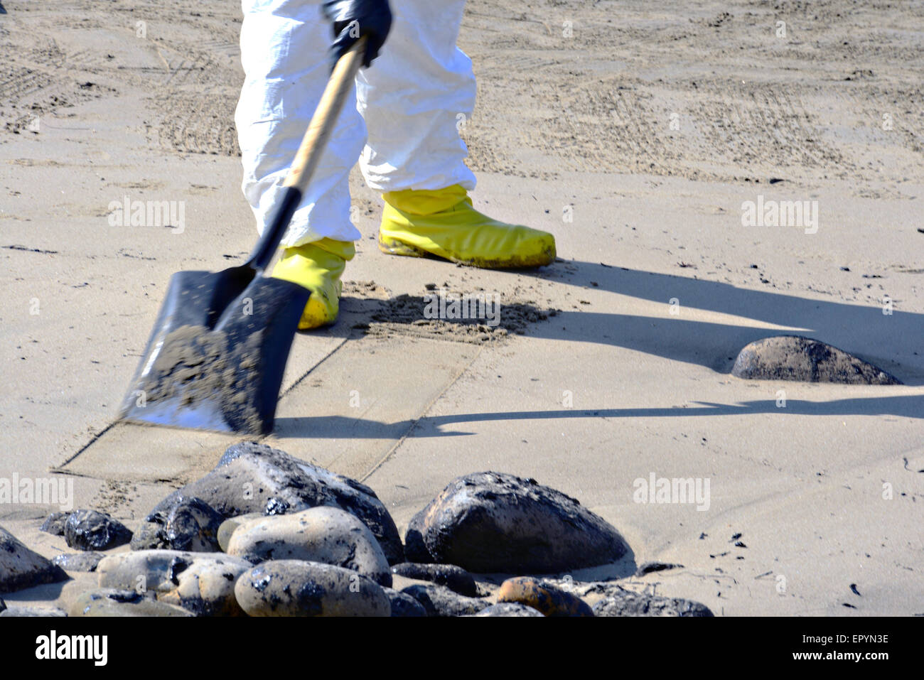 Cleanup Besatzungen Tasche Öl bedeckt Sand während einem Strand aufräumen folgende entlang Refugio Staatspark 22. Mai 2015 in der Nähe von Santa Barbara, Kalifornien. Mehr als 105.000 Gallonen Rohöl sickerte aus einer Pipeline in einem der schönsten Abschnitte der Küste des Staates. Stockfoto