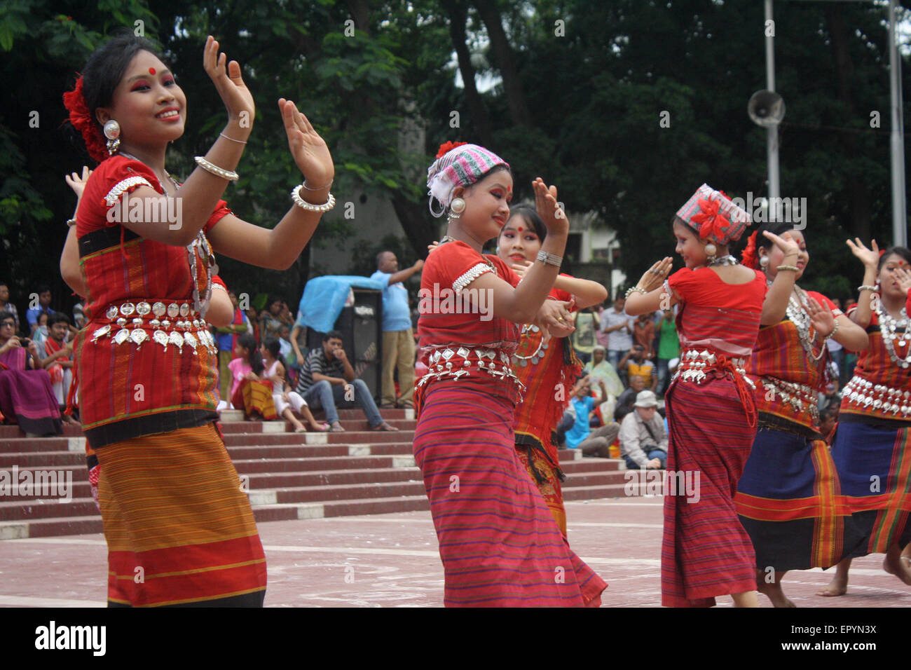 Bangladeshi indigene Mädchen führen einen traditionellen Tanz um Welttag für indigene Völker an die zentrale Shaheed Minar zu markieren. Stockfoto