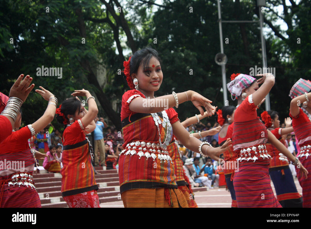 Bangladeshi indigene Mädchen führen einen traditionellen Tanz um Welttag für indigene Völker an die zentrale Shaheed Minar zu markieren. Stockfoto