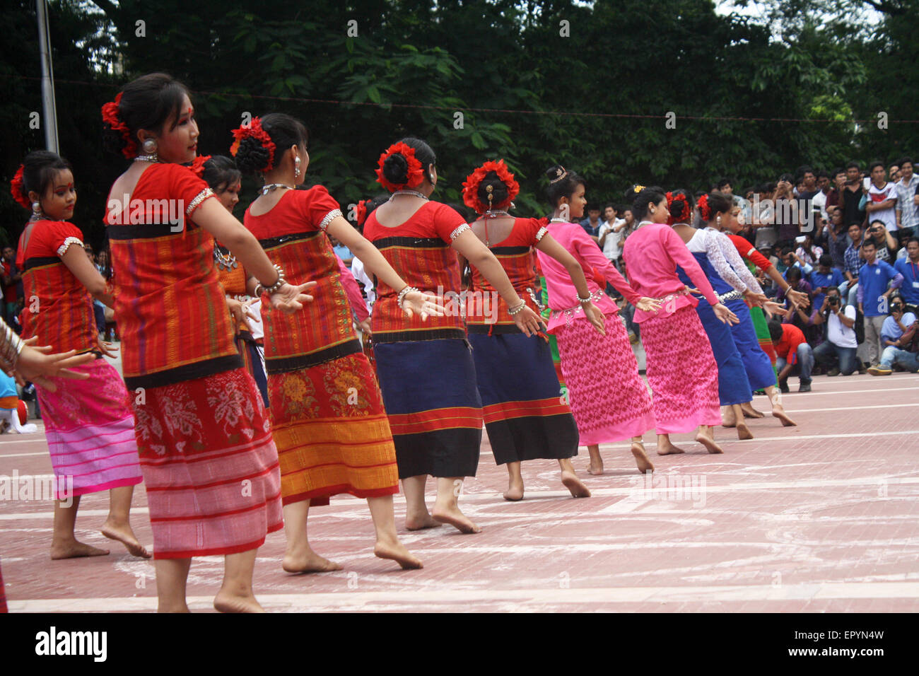 Bangladeshi indigene Mädchen führen einen traditionellen Tanz um Welttag für indigene Völker an die zentrale Shaheed Minar zu markieren. Stockfoto