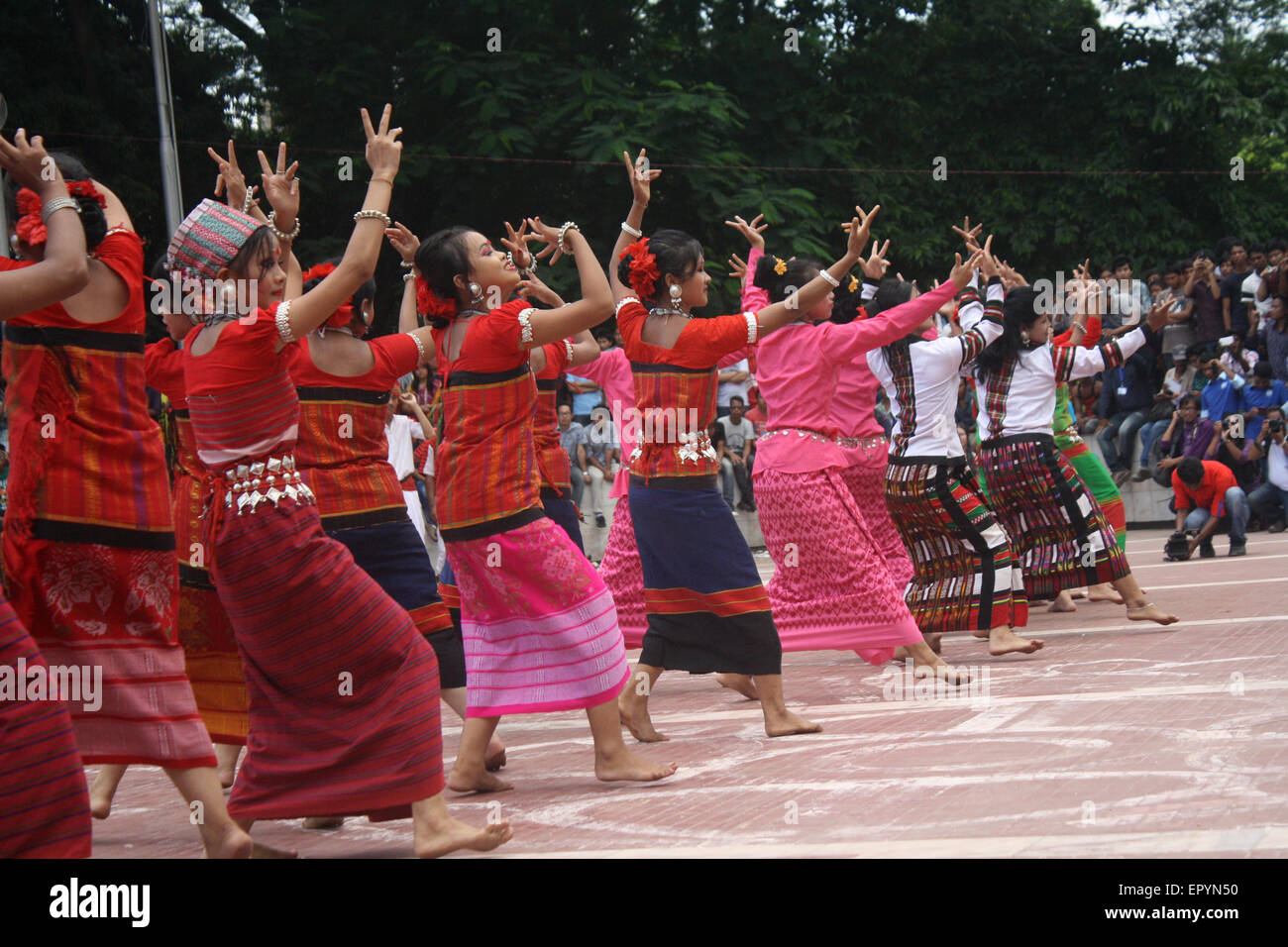 Bangladeshi indigene Mädchen führen einen traditionellen Tanz um Welttag für indigene Völker an die zentrale Shaheed Minar zu markieren. Stockfoto