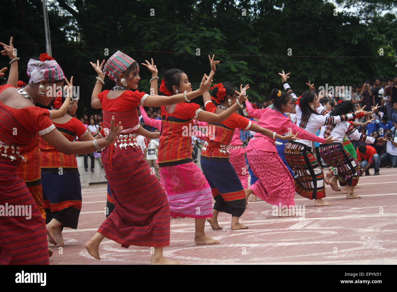 Bangladeshi indigene Mädchen führen einen traditionellen Tanz um Welttag für indigene Völker an die zentrale Shaheed Minar zu markieren. Stockfoto