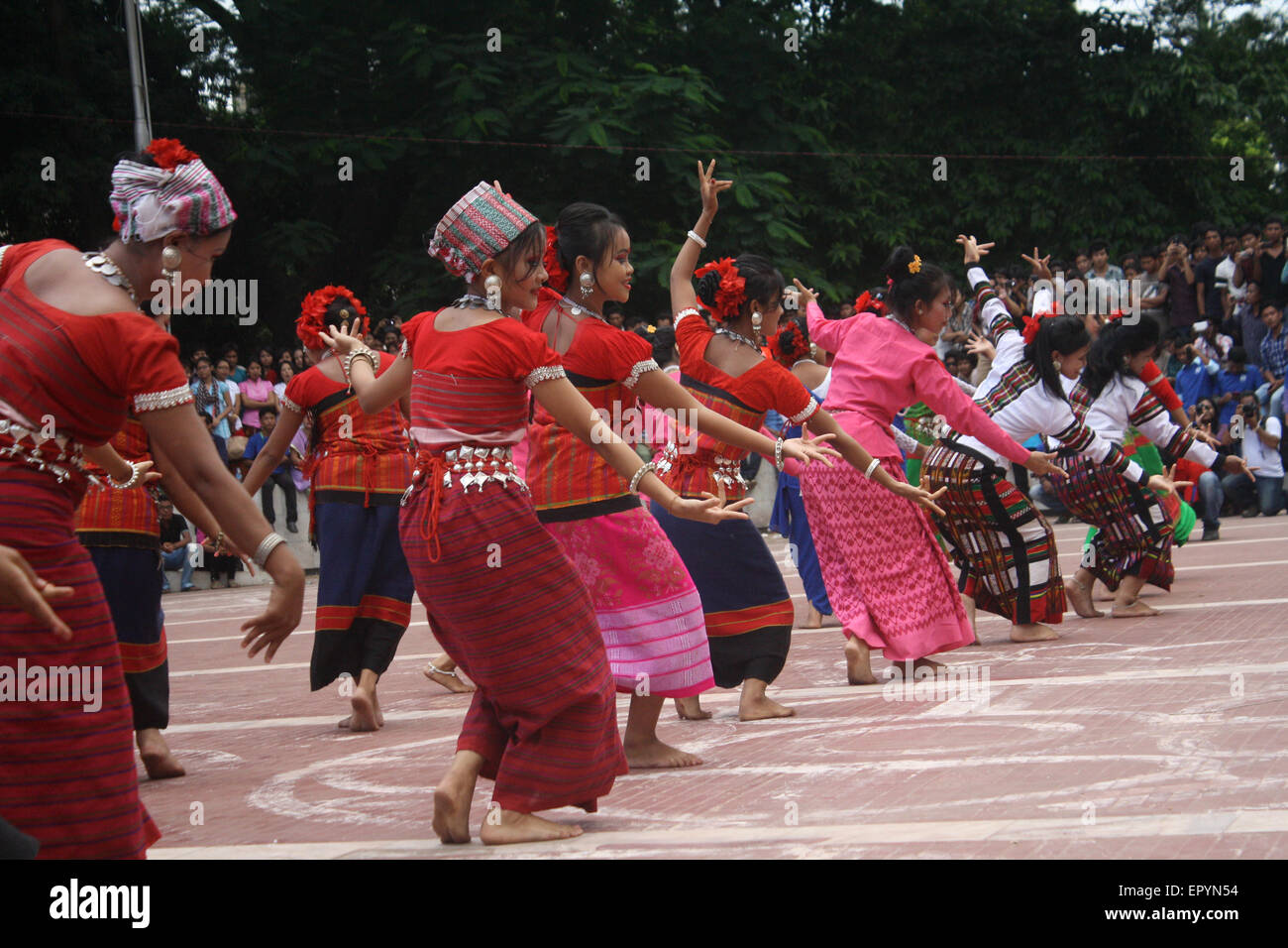 Bangladeshi indigene Mädchen führen einen traditionellen Tanz um Welttag für indigene Völker an die zentrale Shaheed Minar zu markieren. Stockfoto