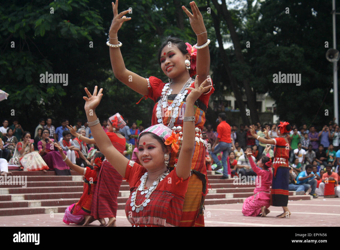Bangladeshi indigene Mädchen führen einen traditionellen Tanz um Welttag für indigene Völker an die zentrale Shaheed Minar zu markieren. Stockfoto