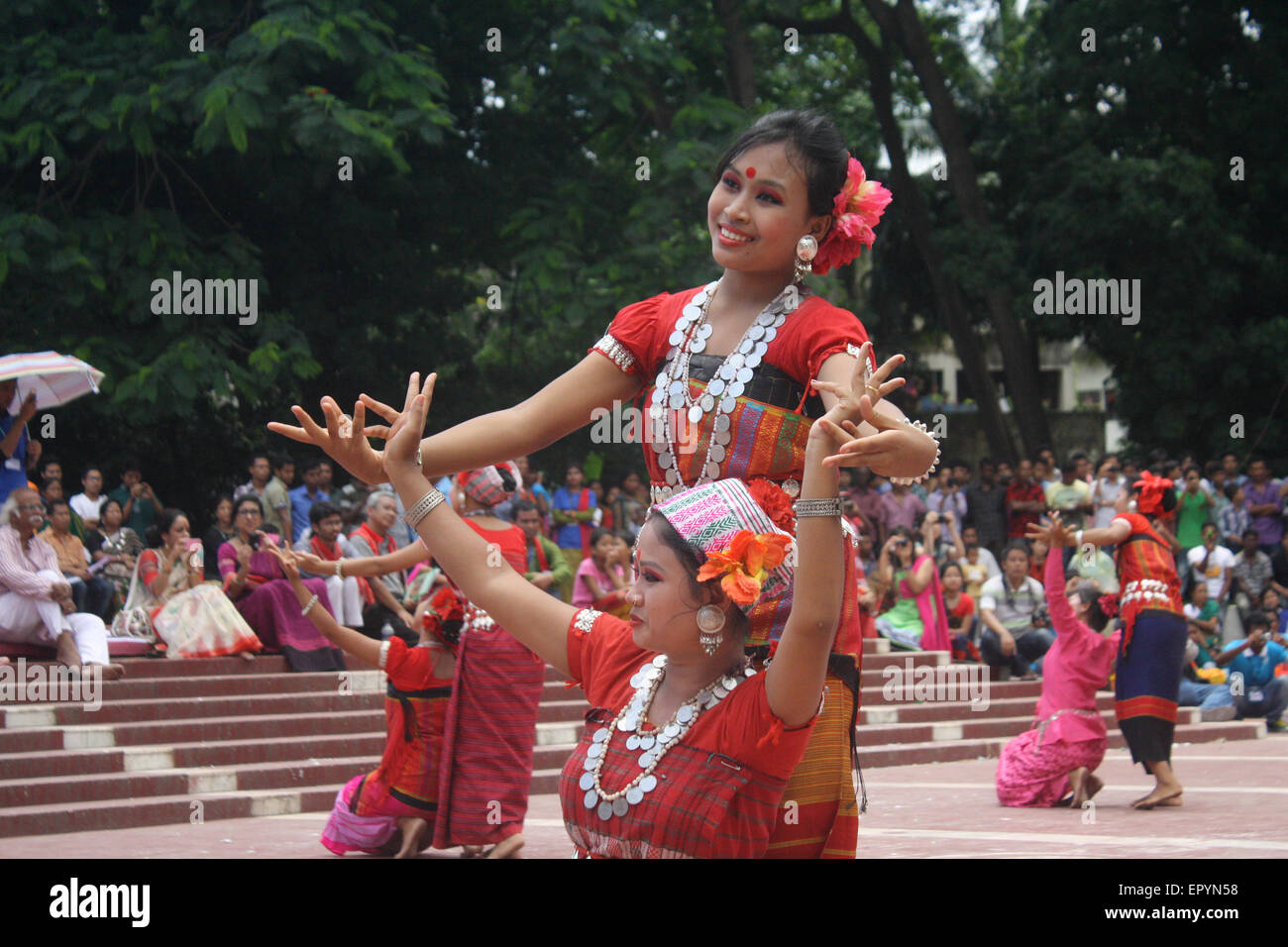 Bangladeshi indigene Mädchen führen einen traditionellen Tanz um Welttag für indigene Völker an die zentrale Shaheed Minar zu markieren. Stockfoto