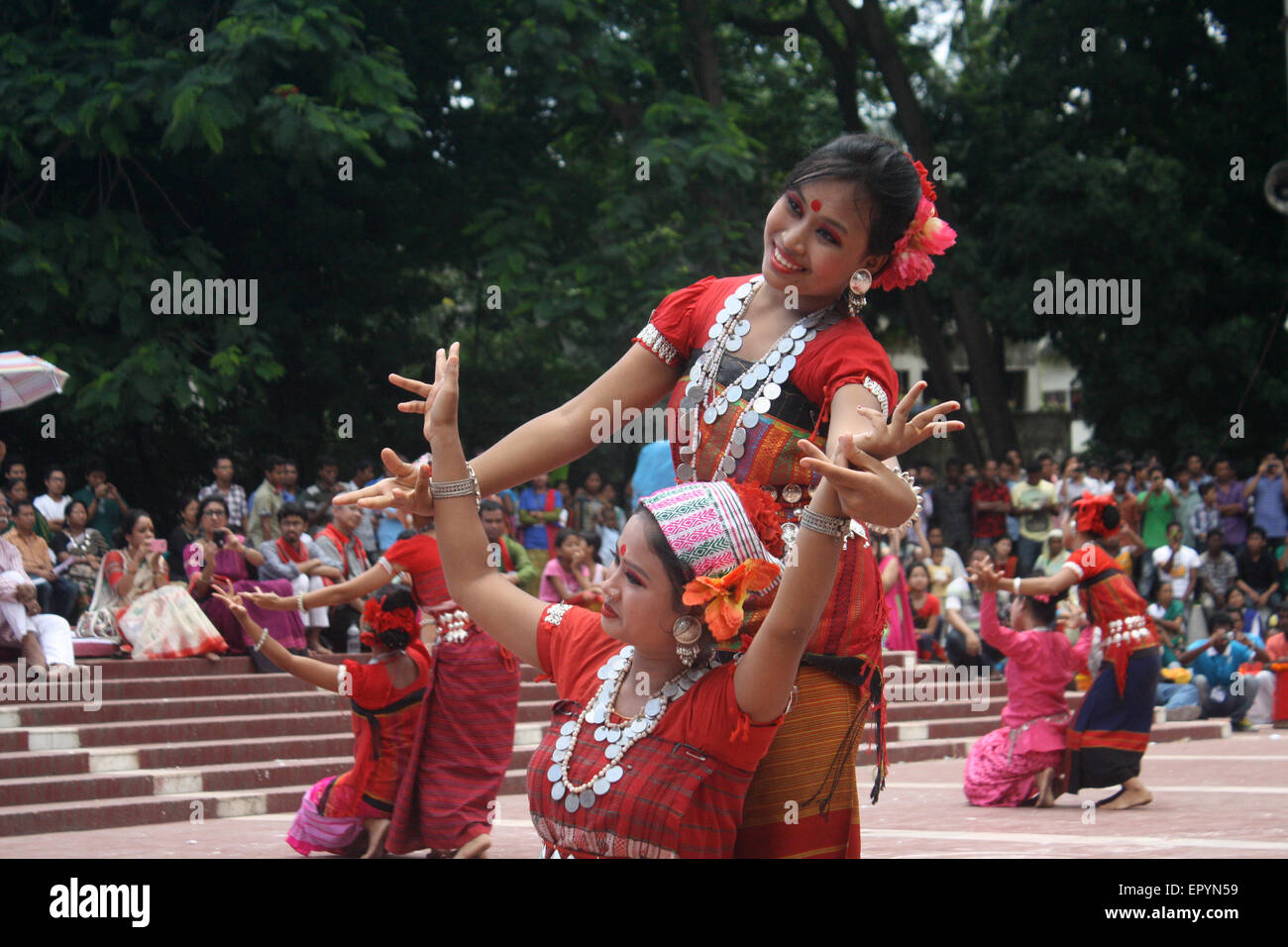 Bangladeshi indigene Mädchen führen einen traditionellen Tanz um Welttag für indigene Völker an die zentrale Shaheed Minar zu markieren. Stockfoto