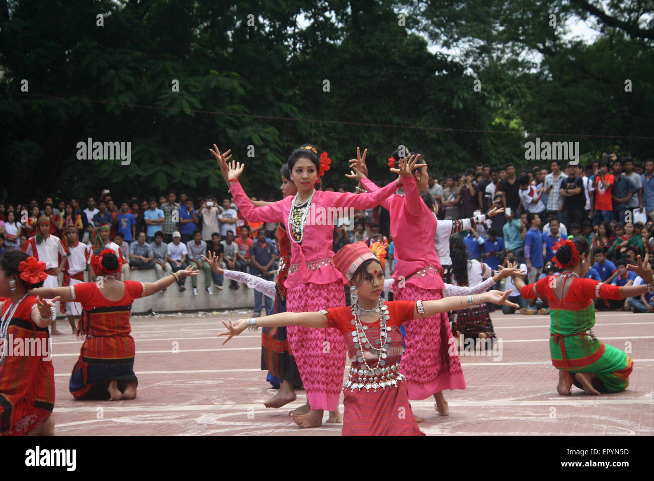 Bangladeshi indigene Mädchen führen einen traditionellen Tanz um Welttag für indigene Völker an die zentrale Shaheed Minar zu markieren. Stockfoto