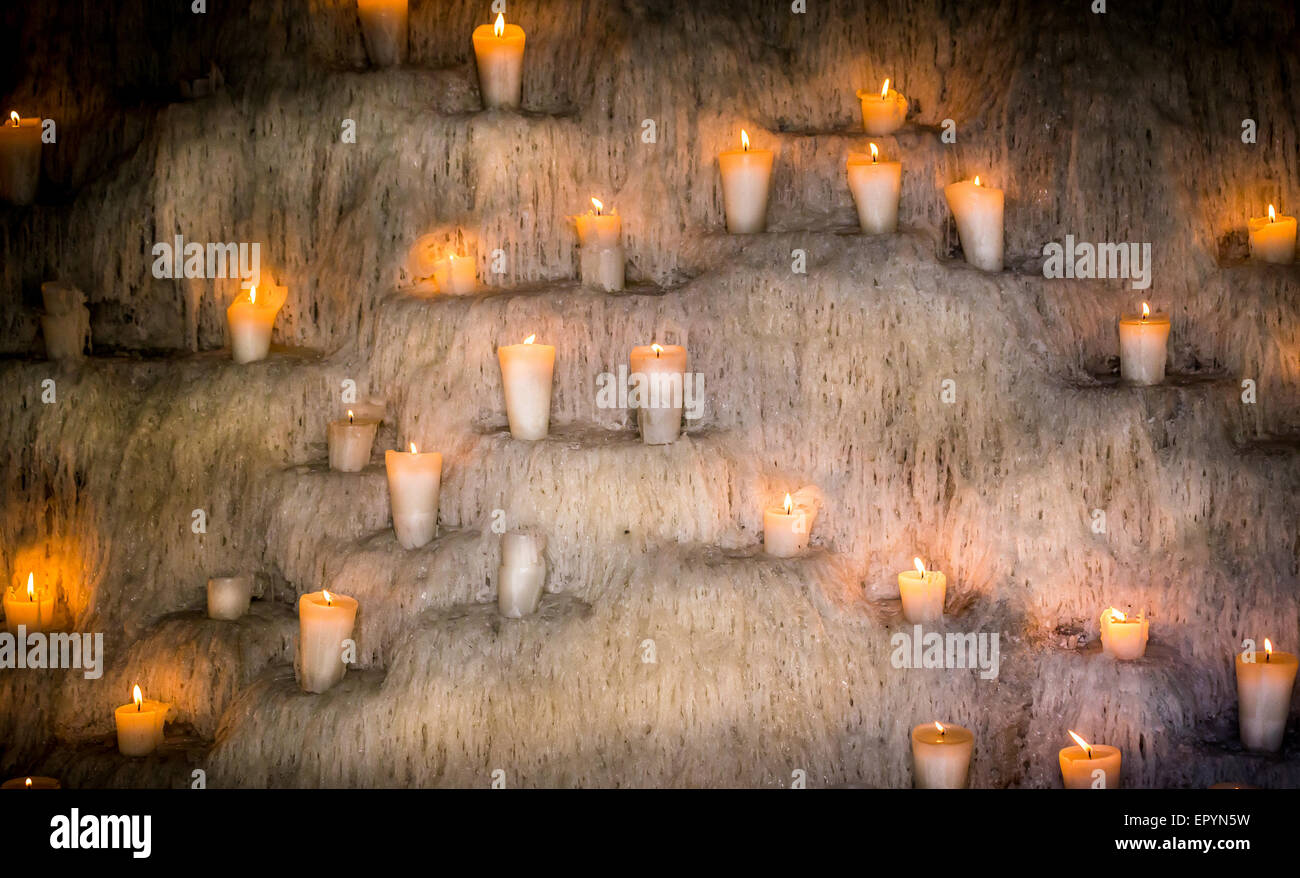 Wand voller Kerzen und Tonnen von Wachs Stockfoto