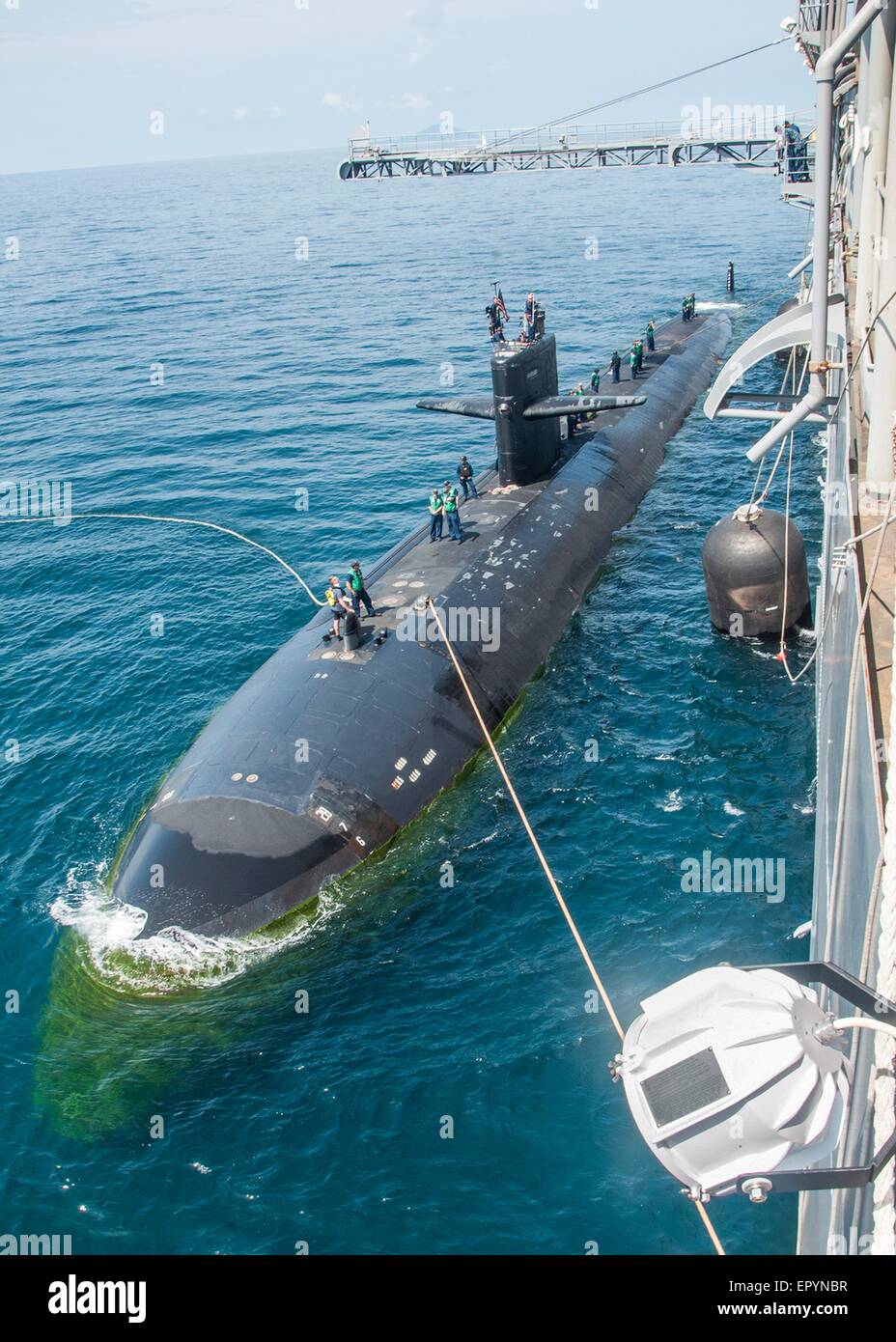 Die US Navy u-Boot-tender USS Emory S. Land führt einen gepflegten Liegeplatz mit der Los-Angeles-Klasse u-Boot USS Key West während des Trainings Guardian Meer 14. Mai 2015 aus Phuket, Thailand. Stockfoto