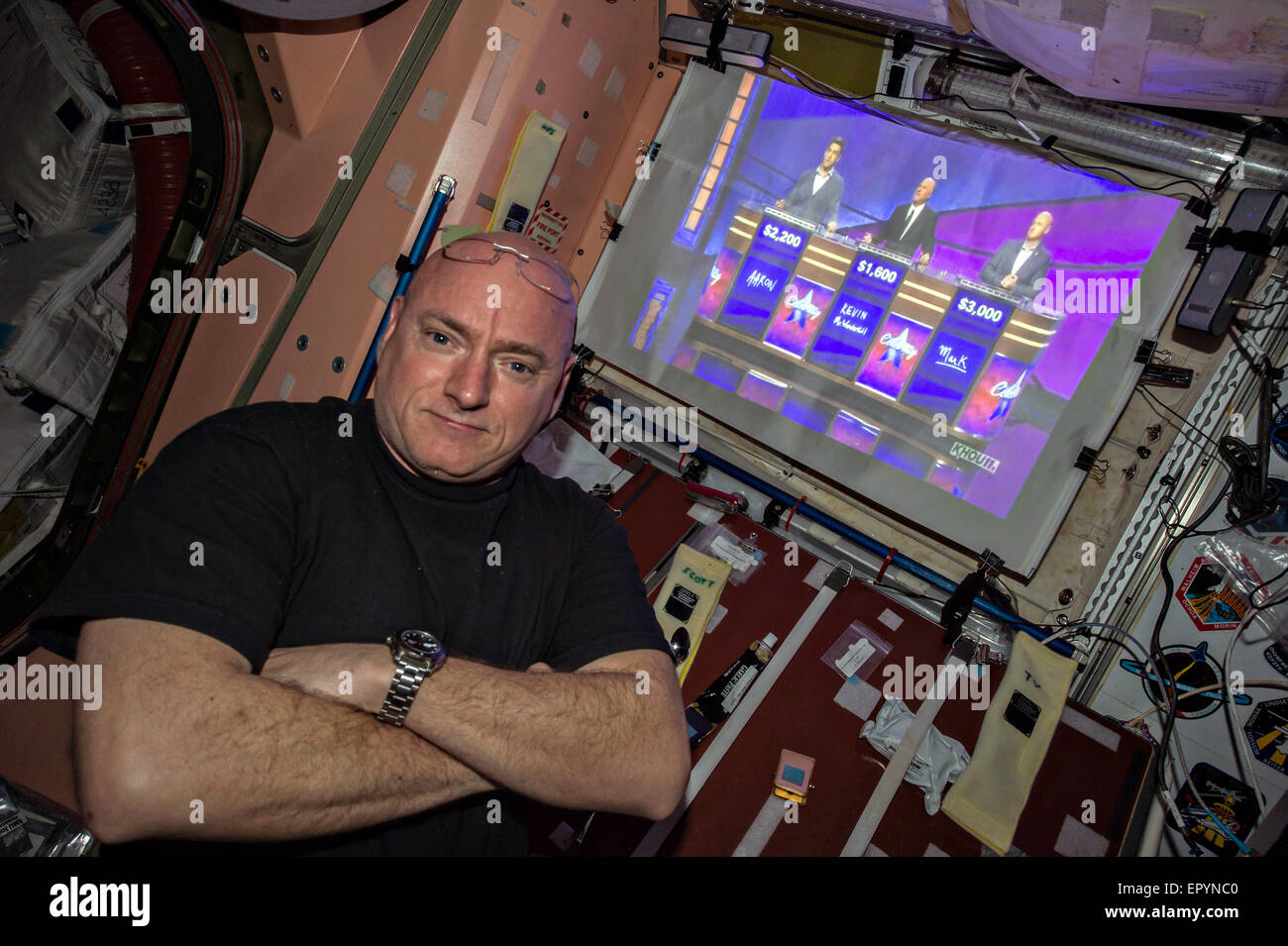 Expedition 43-NASA-Astronaut Scott Kelly zeigt seine Unterstützung für seinen Zwilling Bruder ehemaliger Astronaut Mark Kelly, wie er auf Game-Show Celebrity gefährdet erscheint, wie er von an Bord der internationalen Raumstation ISS 15. Mai 2015 in der Erdumlaufbahn Uhren. Stockfoto