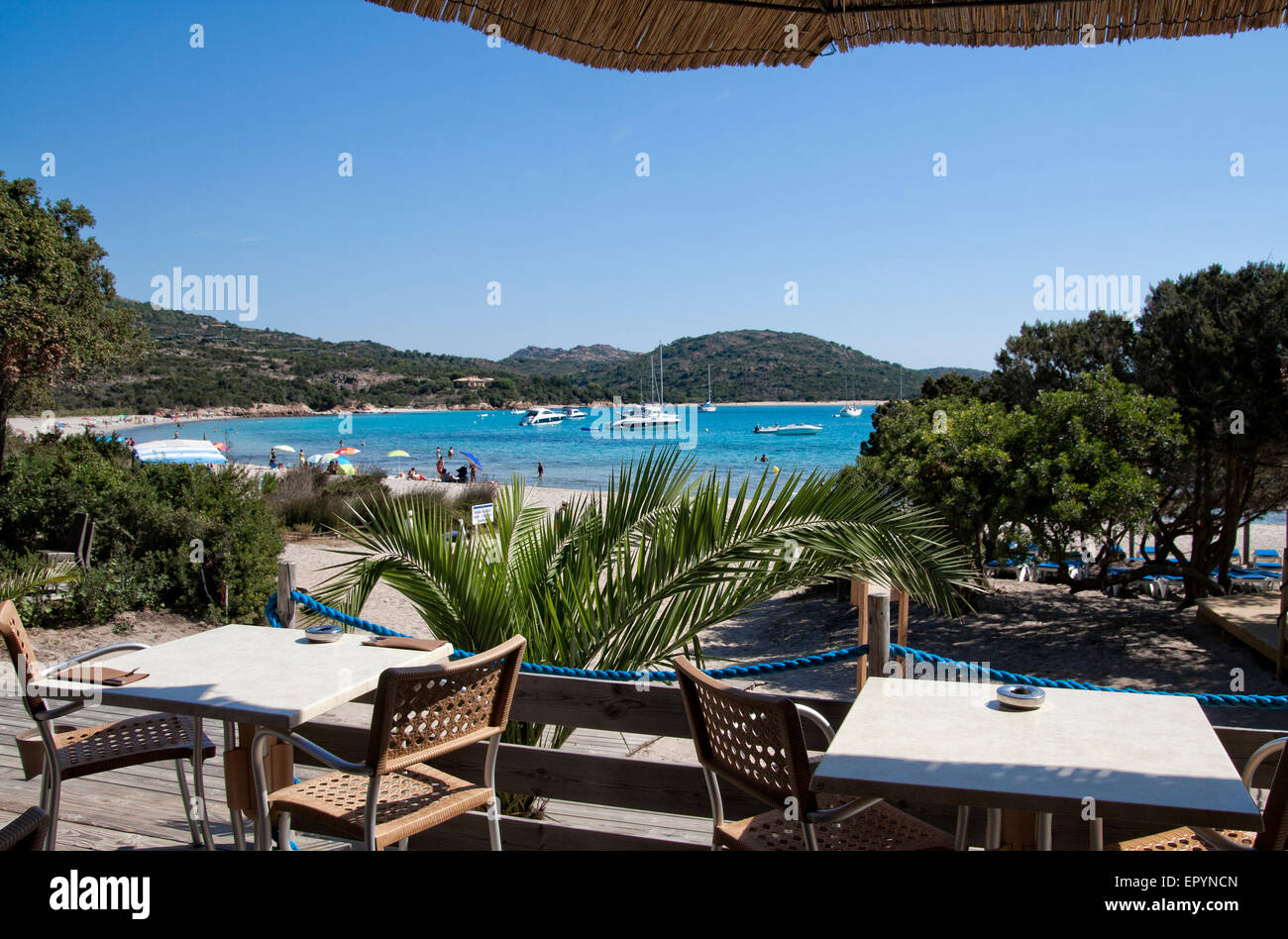 Tischen in der Nähe zum Meer im Sommer und sonnigen Tag Stockfoto