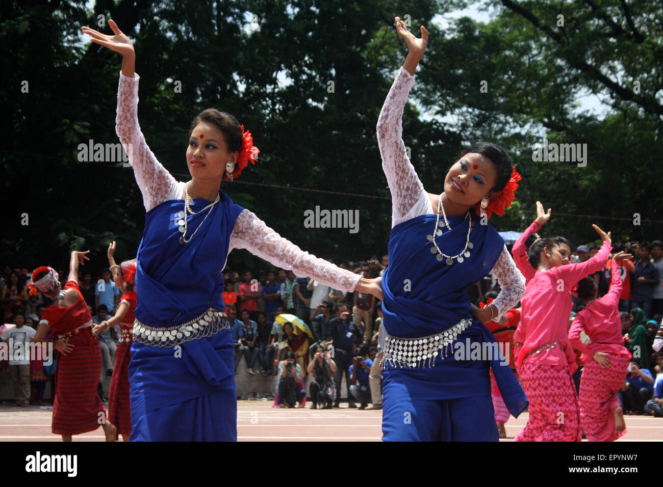 Bangladeshi indigene Mädchen führen einen traditionellen Tanz um Welttag für indigene Völker an die zentrale Shaheed Minar zu markieren. Stockfoto