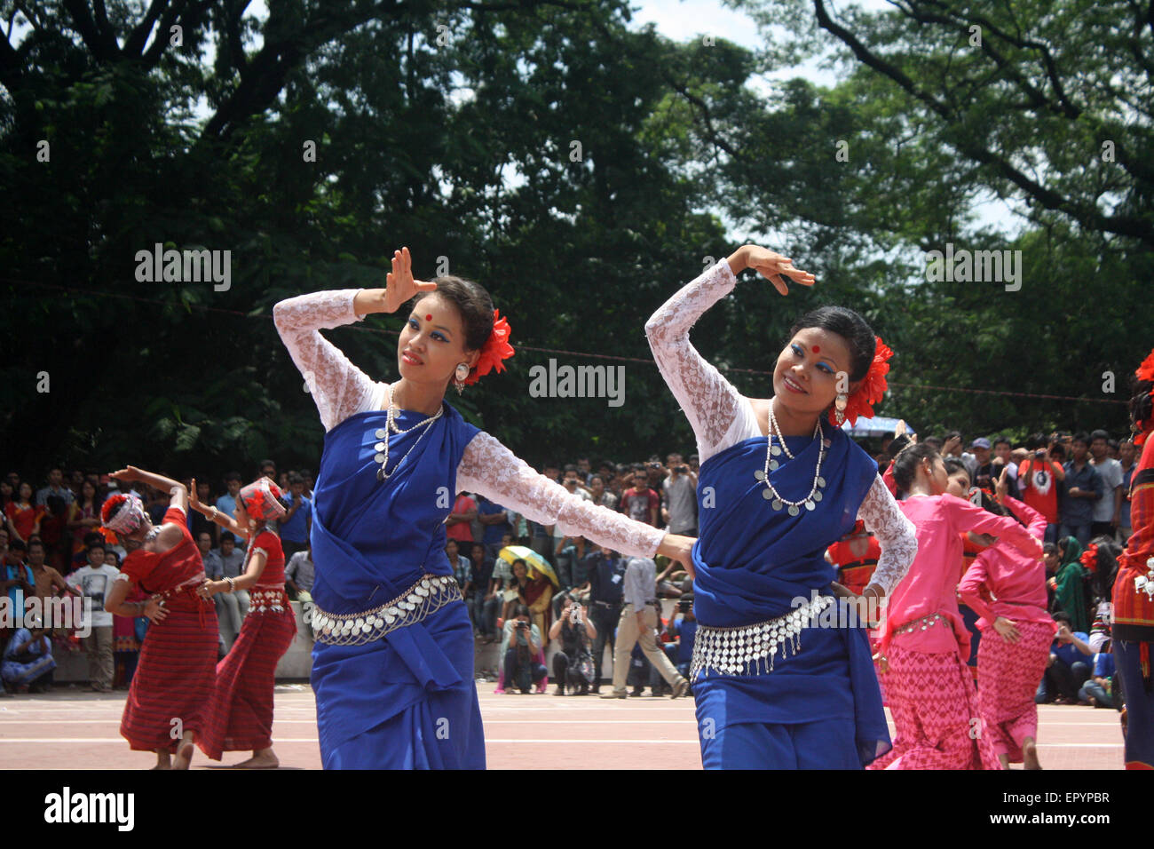 Bangladeshi indigene Mädchen führen einen traditionellen Tanz um Welttag für indigene Völker an die zentrale Shaheed Minar zu markieren. Stockfoto