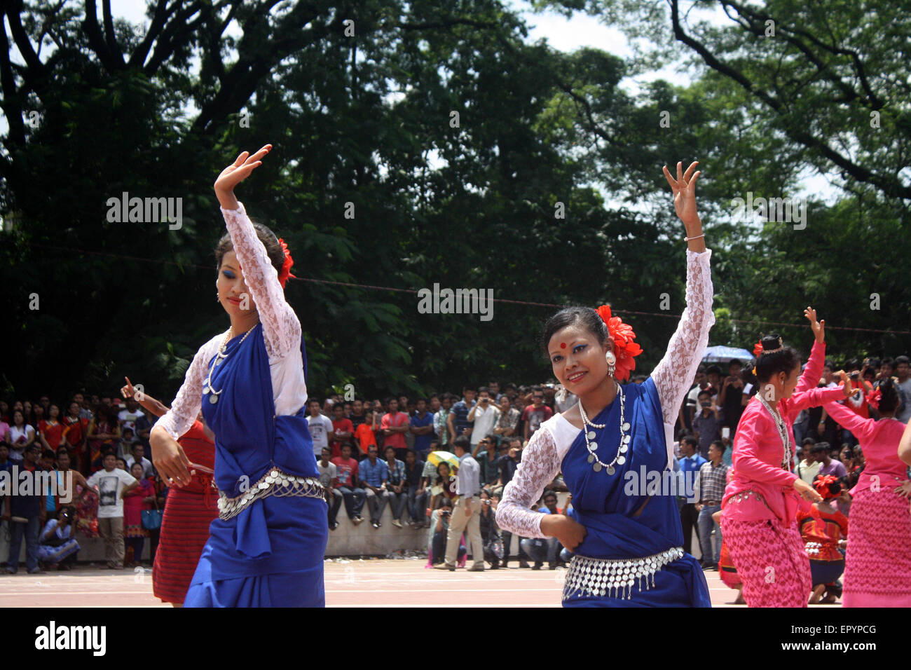 Bangladeshi indigene Mädchen führen einen traditionellen Tanz um Welttag für indigene Völker an die zentrale Shaheed Minar zu markieren. Stockfoto