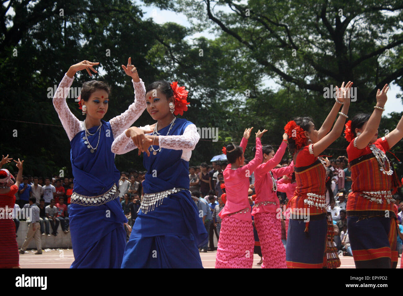 Bangladeshi indigene Mädchen führen einen traditionellen Tanz um Welttag für indigene Völker an die zentrale Shaheed Minar zu markieren. Stockfoto