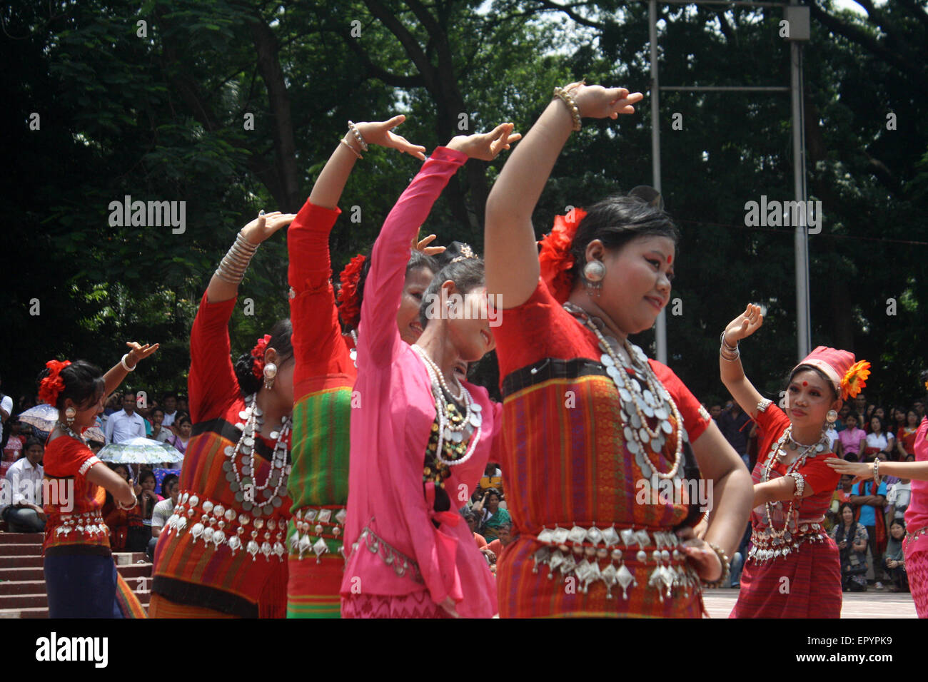 Bangladeshi indigene Mädchen führen einen traditionellen Tanz um Welttag für indigene Völker an die zentrale Shaheed Minar zu markieren. Stockfoto