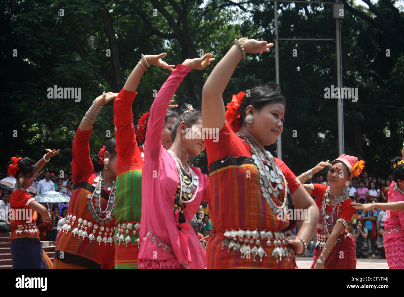 Bangladeshi indigene Mädchen führen einen traditionellen Tanz um Welttag für indigene Völker an die zentrale Shaheed Minar zu markieren. Stockfoto