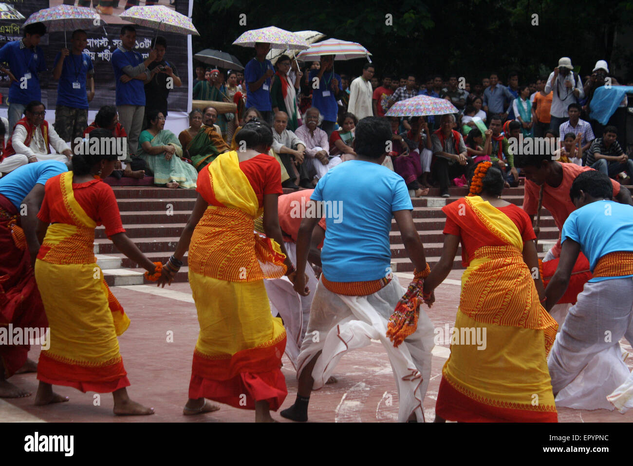 Bangladeshi indigener Völker führen einen traditionellen Tanz anlässlich der Welttag für indigene Völker an die zentrale Shaheed Minar Stockfoto