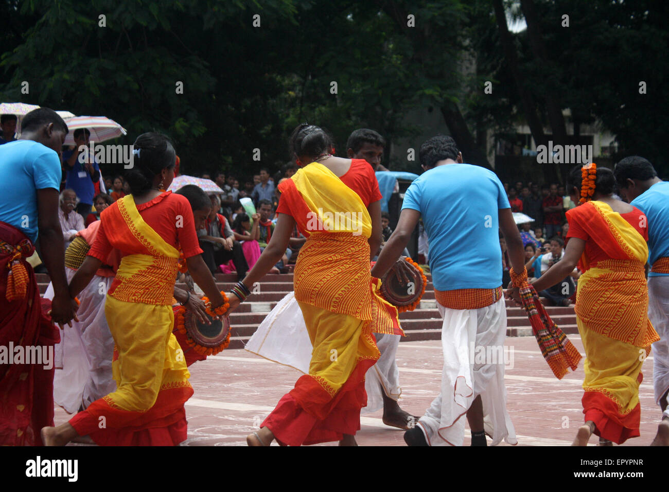 Bangladeshi indigener Völker führen einen traditionellen Tanz anlässlich der Welttag für indigene Völker an die zentrale Shaheed Minar Stockfoto
