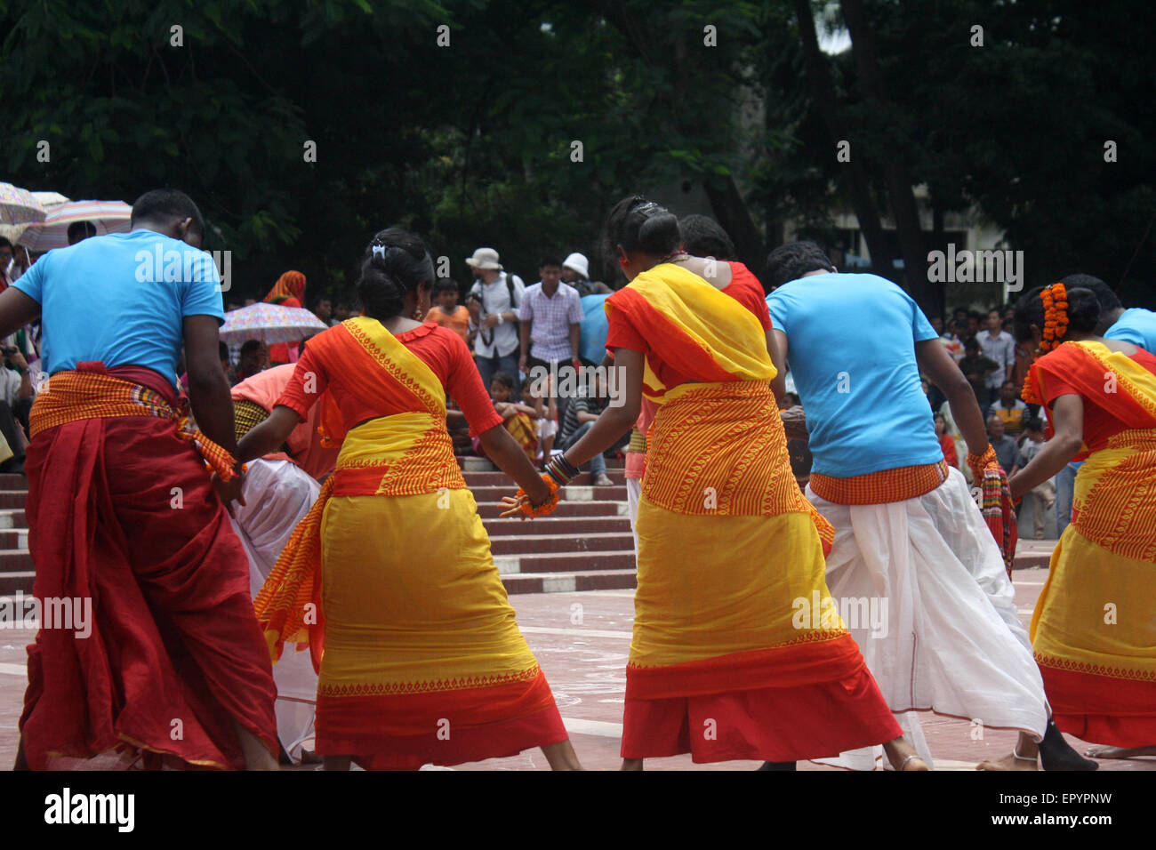 Bangladeshi indigener Völker führen einen traditionellen Tanz anlässlich der Welttag für indigene Völker an die zentrale Shaheed Minar Stockfoto