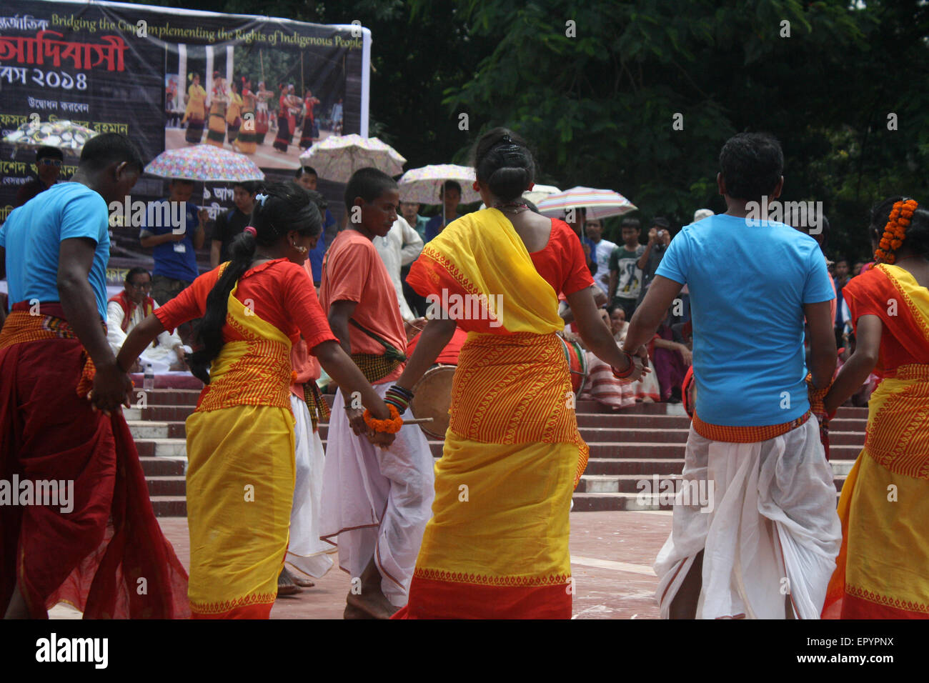 Bangladeshi indigener Völker führen einen traditionellen Tanz anlässlich der Welttag für indigene Völker an die zentrale Shaheed Minar Stockfoto