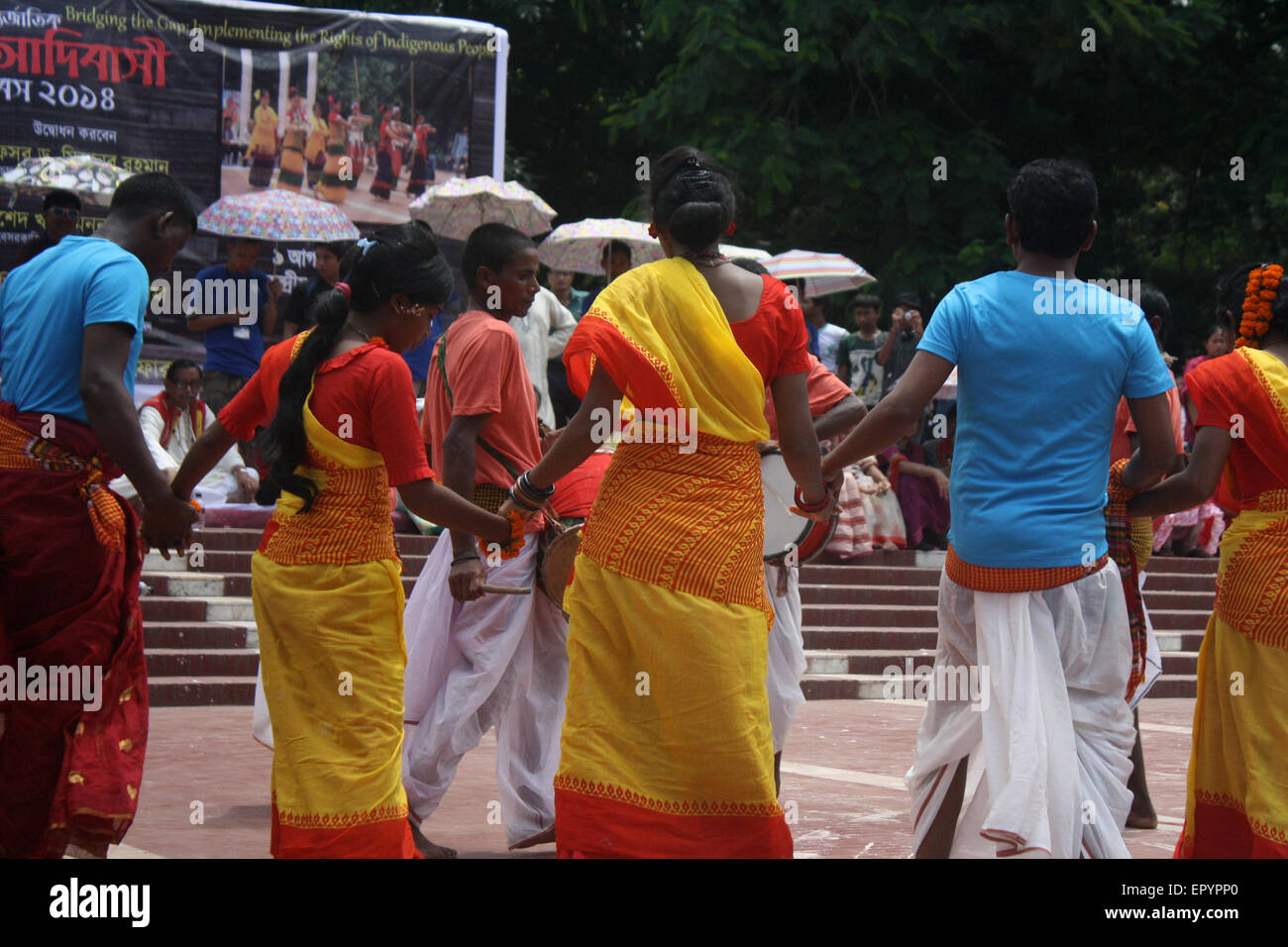Bangladeshi indigener Völker führen einen traditionellen Tanz anlässlich der Welttag für indigene Völker an die zentrale Shaheed Minar Stockfoto