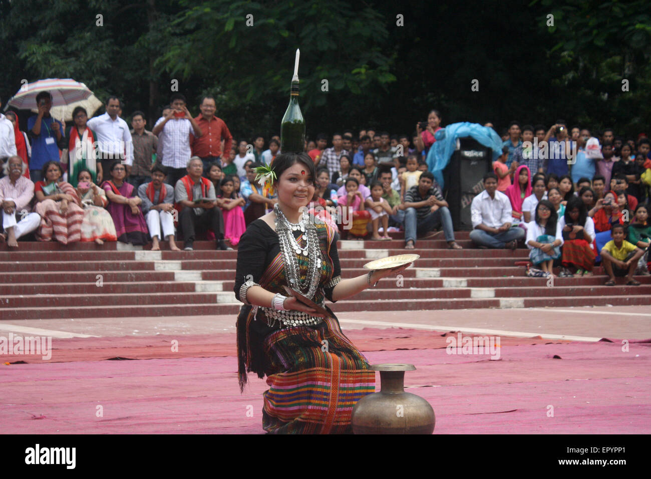 Bangladeshi indigene Mädchen führen einen traditionellen Tanz um Welttag für indigene Völker an die zentrale Shaheed Minar zu markieren. Stockfoto