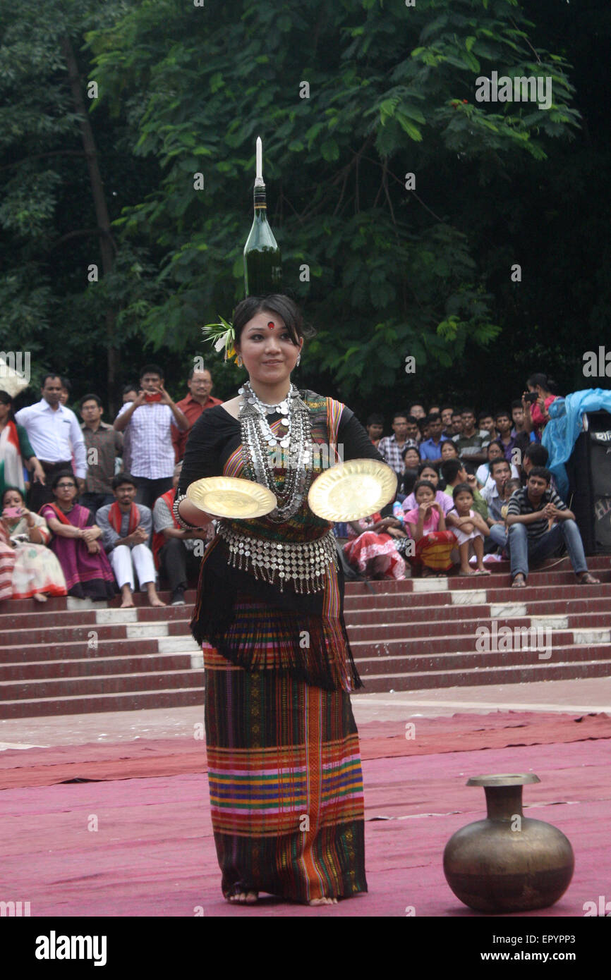 Bangladeshi indigene Mädchen führen einen traditionellen Tanz um Welttag für indigene Völker an die zentrale Shaheed Minar zu markieren. Stockfoto