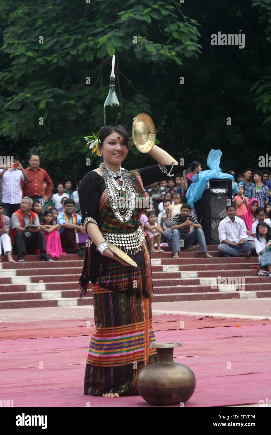 Bangladeshi indigene Mädchen führen einen traditionellen Tanz um Welttag für indigene Völker an die zentrale Shaheed Minar zu markieren. Stockfoto